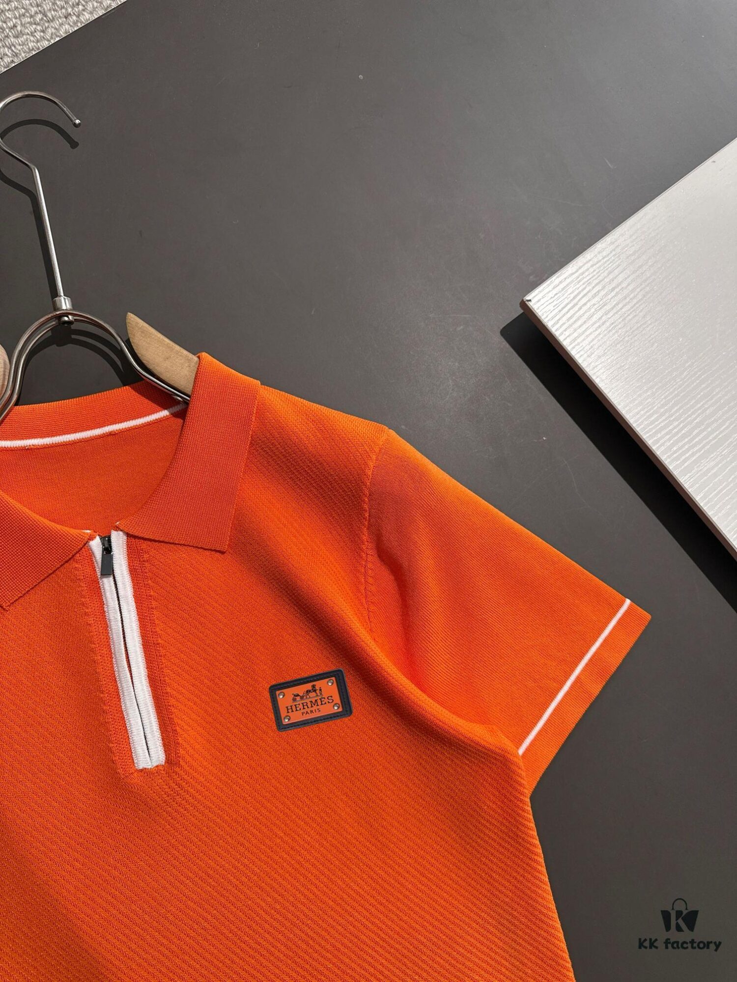 High-Quality Hermès 2025 Spring/Summer New Men's Notched Short-Sleeve T-Shirt