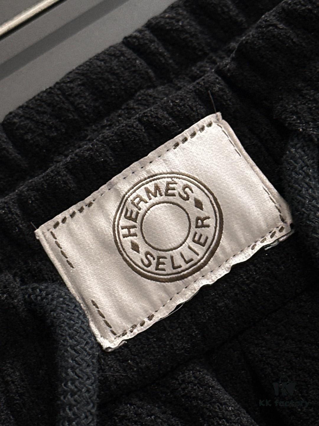 Hermes 2024 Autumn/Winter New Elastic Waist Casual Pants, Fleece-Lined and Thickened, Premium Custom Fabric, Breathable and Comfortable, Exquisite Details, Brand-Inspired Design, Soft and Smooth Texture, Relaxed Tailoring with Excellent Fit