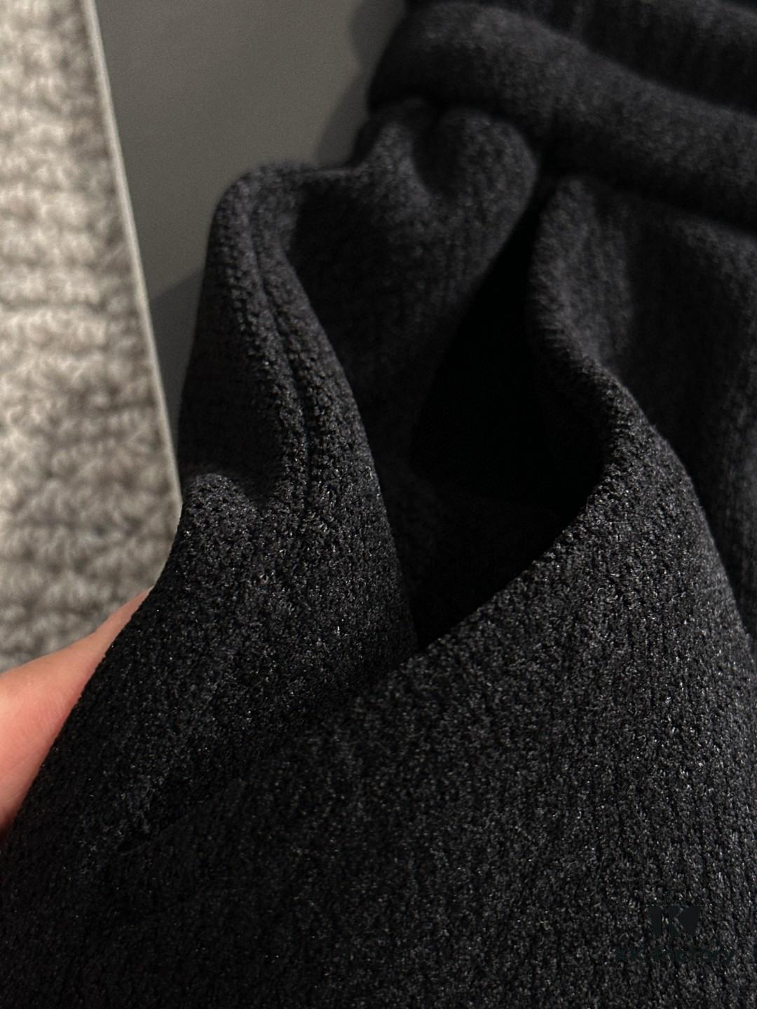 Hermes 2024 Autumn/Winter New Elastic Waist Casual Pants, Fleece-Lined and Thickened, Premium Custom Fabric, Breathable and Comfortable, Exquisite Details, Brand-Inspired Design, Soft and Smooth Texture, Relaxed Tailoring with Excellent Fit