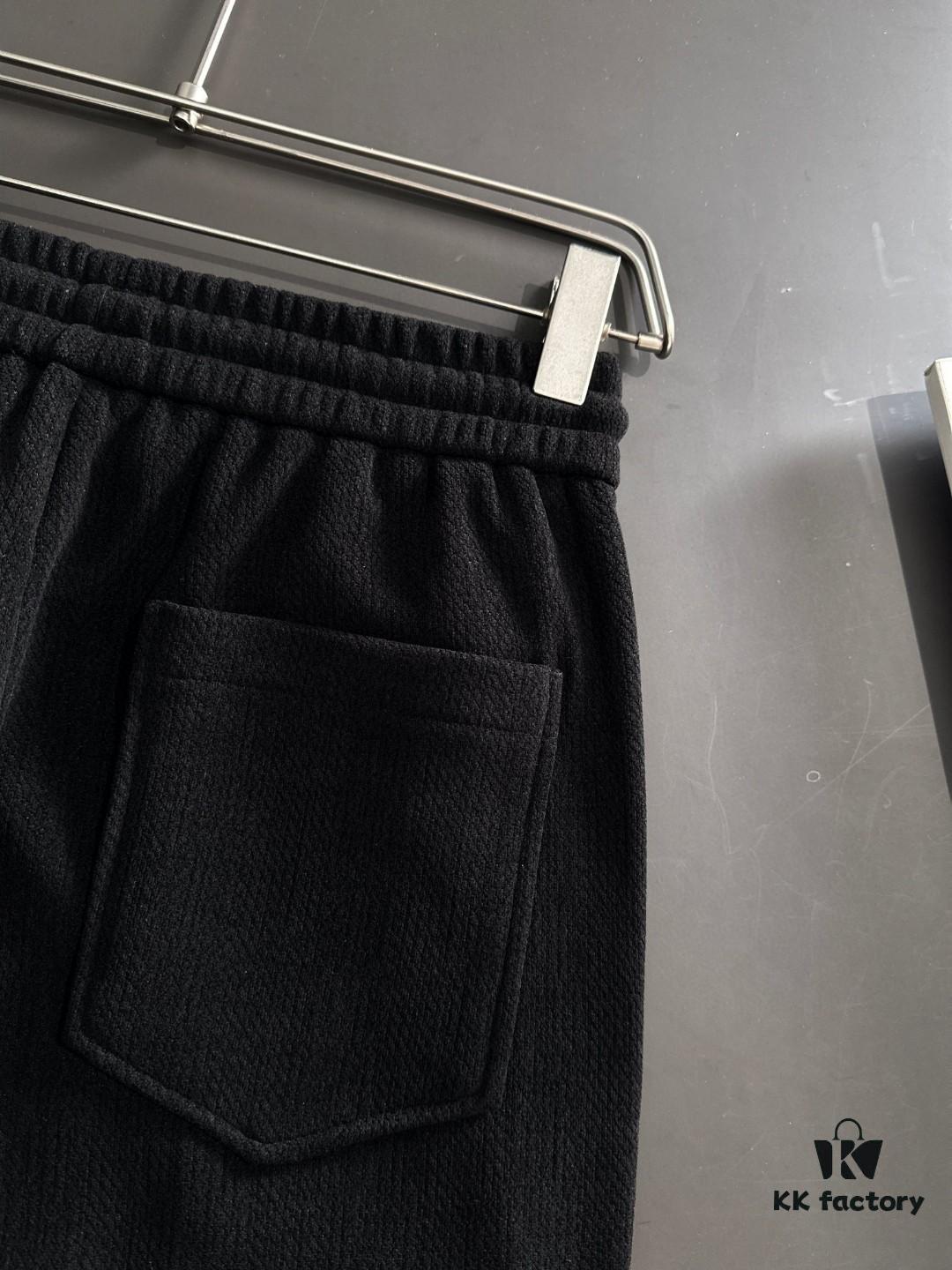 Hermes 2024 Autumn/Winter New Elastic Waist Casual Pants, Fleece-Lined and Thickened, Premium Custom Fabric, Breathable and Comfortable, Exquisite Details, Brand-Inspired Design, Soft and Smooth Texture, Relaxed Tailoring with Excellent Fit