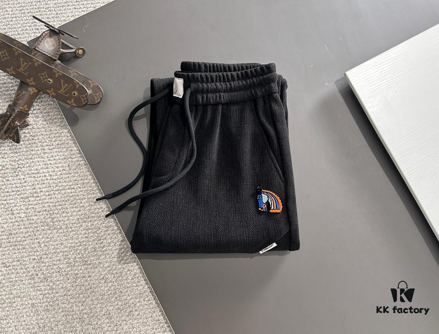 Hermes 2024 Autumn/Winter New Elastic Waist Casual Pants, Fleece-Lined and Thickened, Premium Custom Fabric, Breathable and Comfortable, Exquisite Details, Brand-Inspired Design, Soft and Smooth Texture, Relaxed Tailoring with Excellent Fit