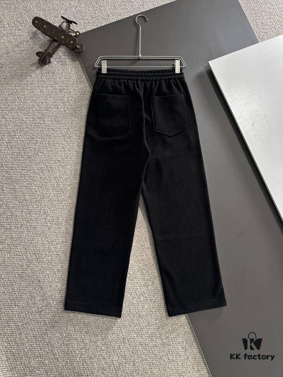 Hermes 2024 Autumn/Winter New Elastic Waist Casual Pants, Fleece-Lined and Thickened, Premium Custom Fabric, Breathable and Comfortable, Exquisite Details, Brand-Inspired Design, Soft and Smooth Texture, Relaxed Tailoring with Excellent Fit