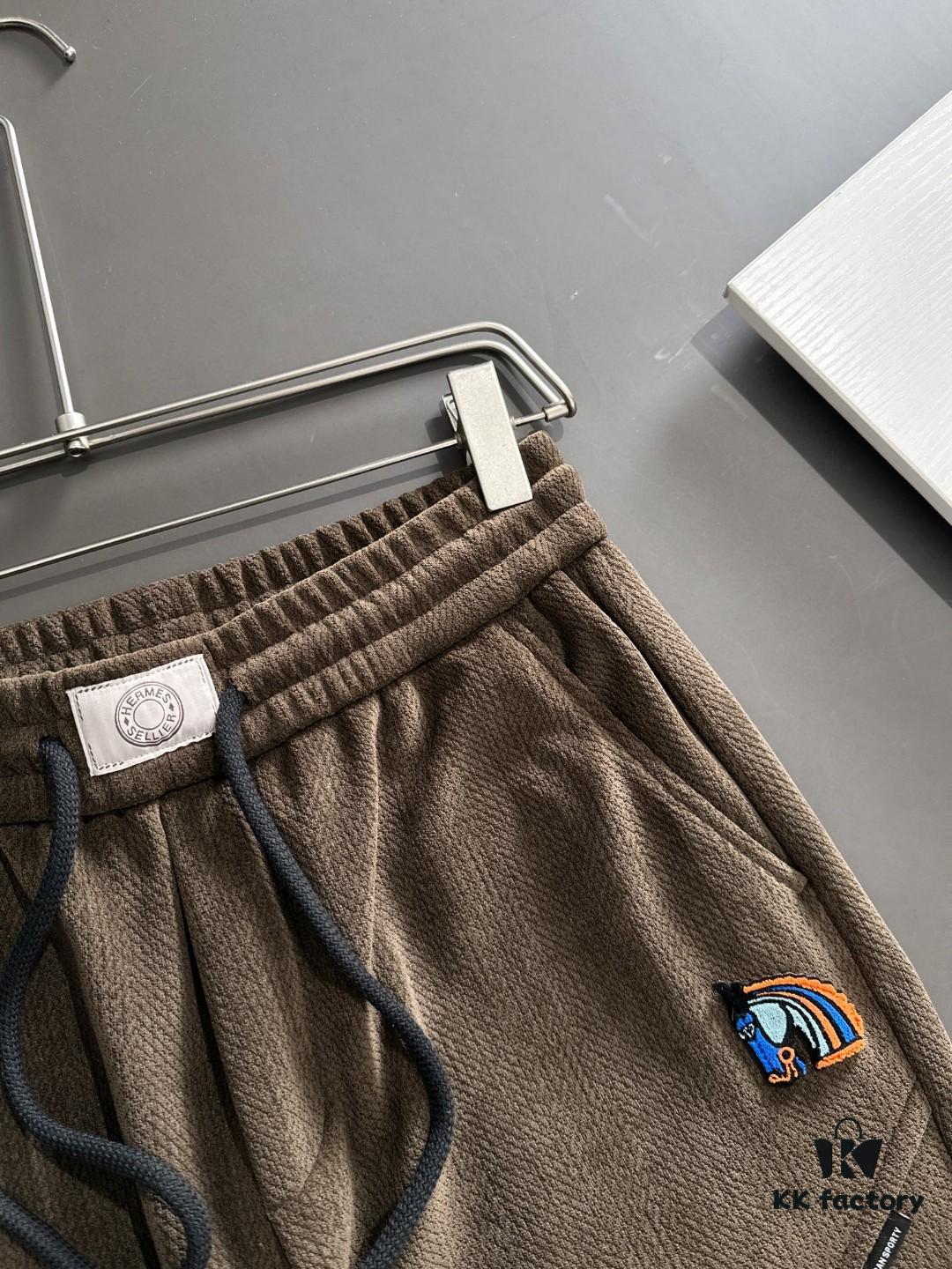 Hermes 2024 Autumn/Winter New Elastic Waist Casual Pants, Fleece-Lined and Thickened, Premium Custom Fabric, Breathable and Comfortable, Exquisite Details, Brand-Inspired Design, Soft and Smooth Texture, Refined Leisure Cut with Excellent Fit