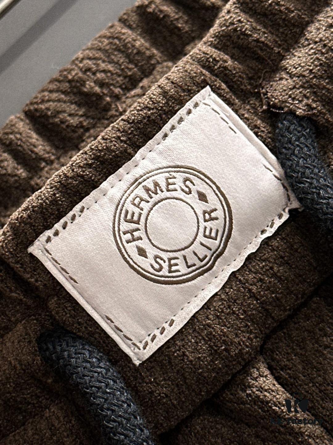 Hermes 2024 Autumn/Winter New Elastic Waist Casual Pants, Fleece-Lined and Thickened, Premium Custom Fabric, Breathable and Comfortable, Exquisite Details, Brand-Inspired Design, Soft and Smooth Texture, Refined Leisure Cut with Excellent Fit