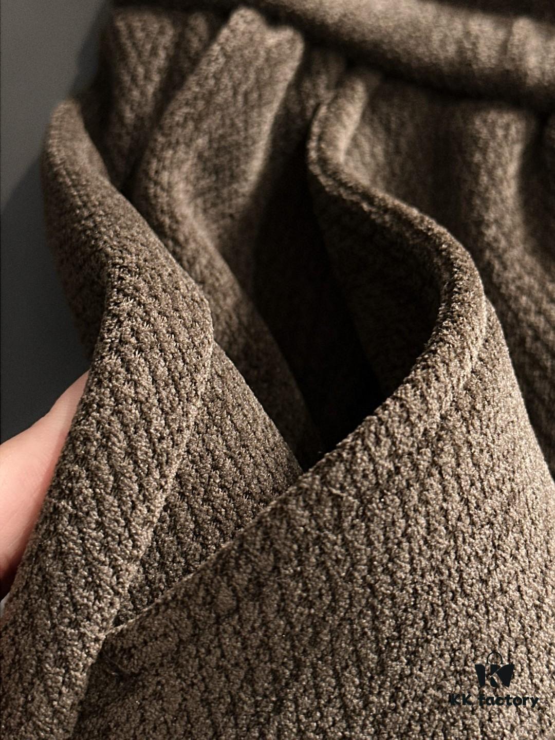 Hermes 2024 Autumn/Winter New Elastic Waist Casual Pants, Fleece-Lined and Thickened, Premium Custom Fabric, Breathable and Comfortable, Exquisite Details, Brand-Inspired Design, Soft and Smooth Texture, Refined Leisure Cut with Excellent Fit