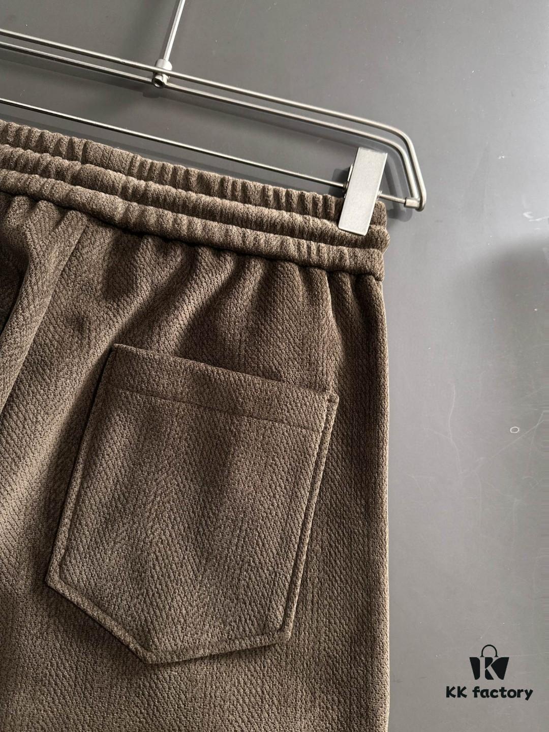 Hermes 2024 Autumn/Winter New Elastic Waist Casual Pants, Fleece-Lined and Thickened, Premium Custom Fabric, Breathable and Comfortable, Exquisite Details, Brand-Inspired Design, Soft and Smooth Texture, Refined Leisure Cut with Excellent Fit