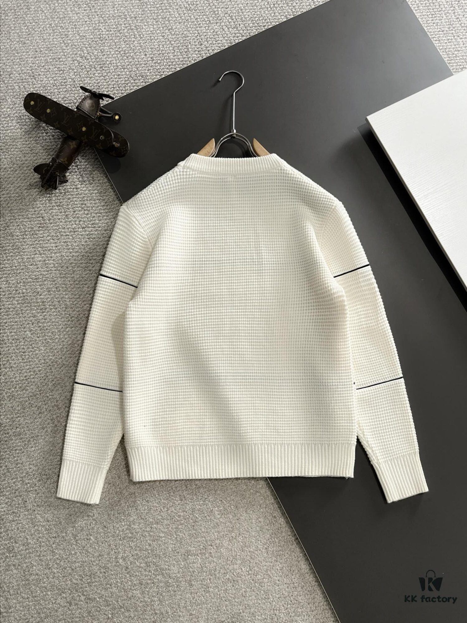 Hermès 2024 Autumn-Winter New Round Neck Wool Blend Sweater, Official Store Bestseller, Embroidered Logo, Premium Craftsmanship