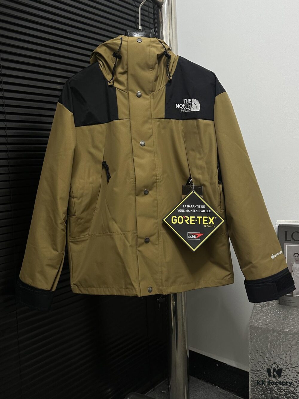 The North Face 1990 Classic Outdoor Waterproof Hiking Jacket (Top Version)