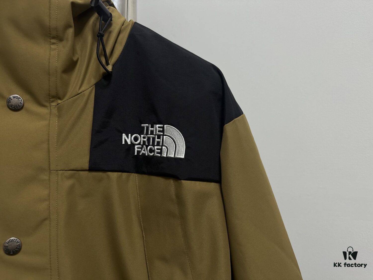 The North Face 1990 Classic Outdoor Waterproof Hiking Jacket (Top Version)