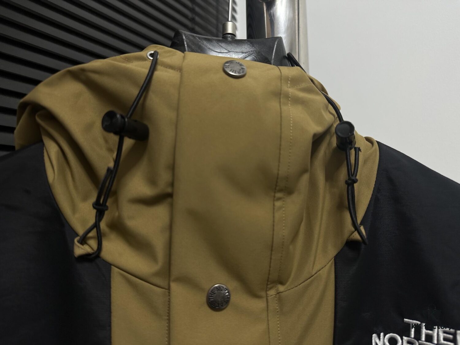 The North Face 1990 Classic Outdoor Waterproof Hiking Jacket (Top Version)