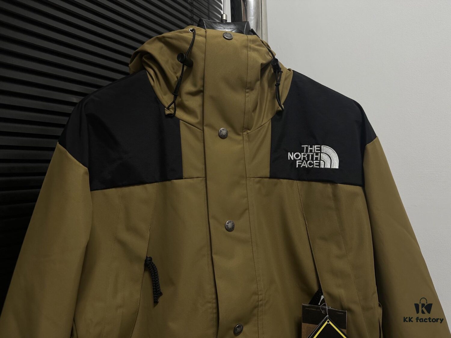 The North Face 1990 Classic Outdoor Waterproof Hiking Jacket (Top Version)