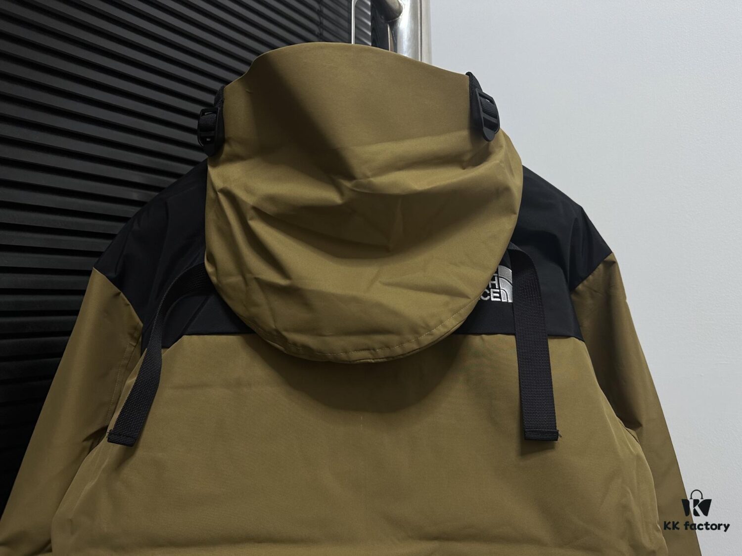 The North Face 1990 Classic Outdoor Waterproof Hiking Jacket (Top Version)