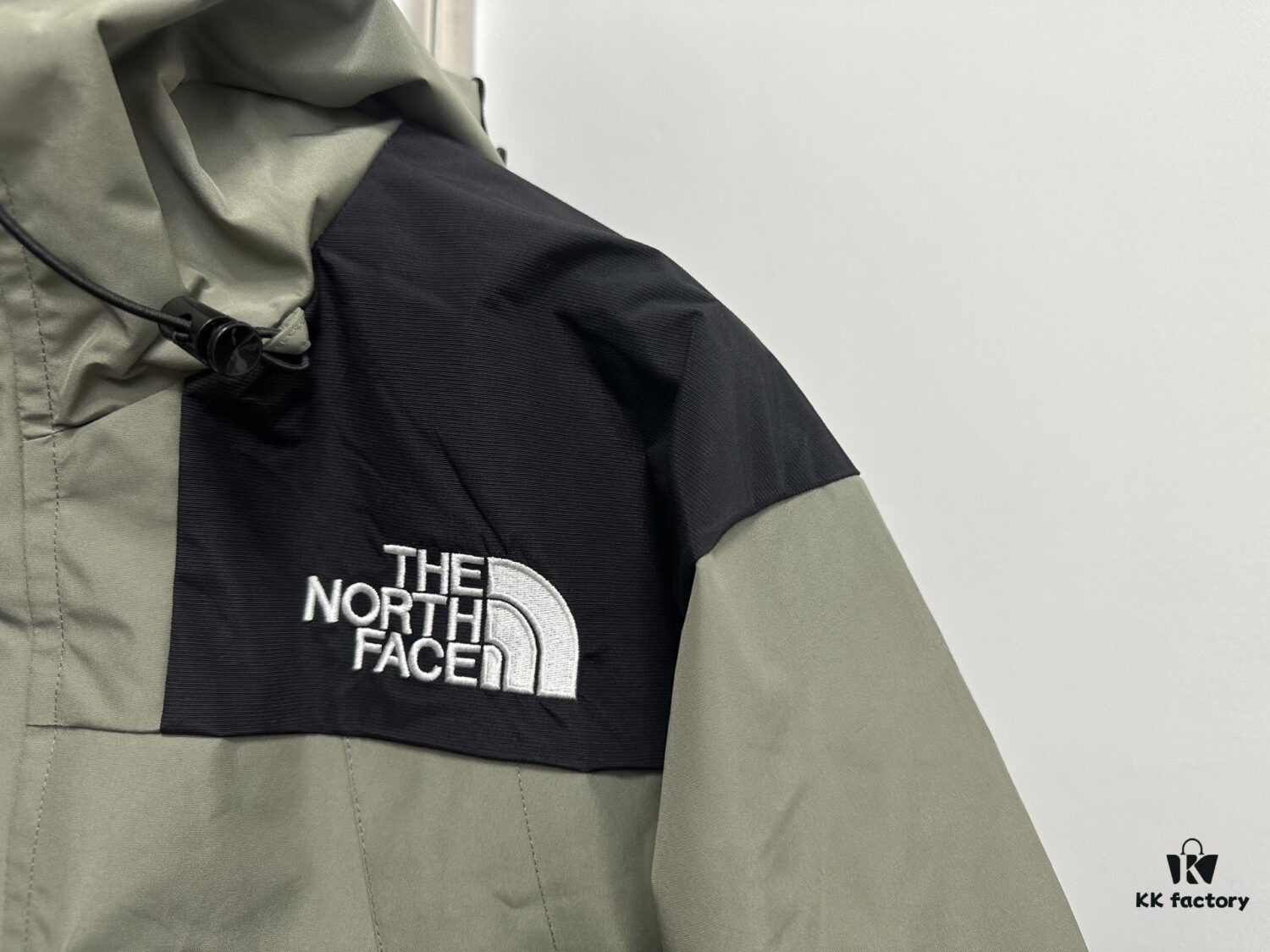 The North Face 1990 Classic Outdoor Waterproof Hiking Jacket (Premium Version)