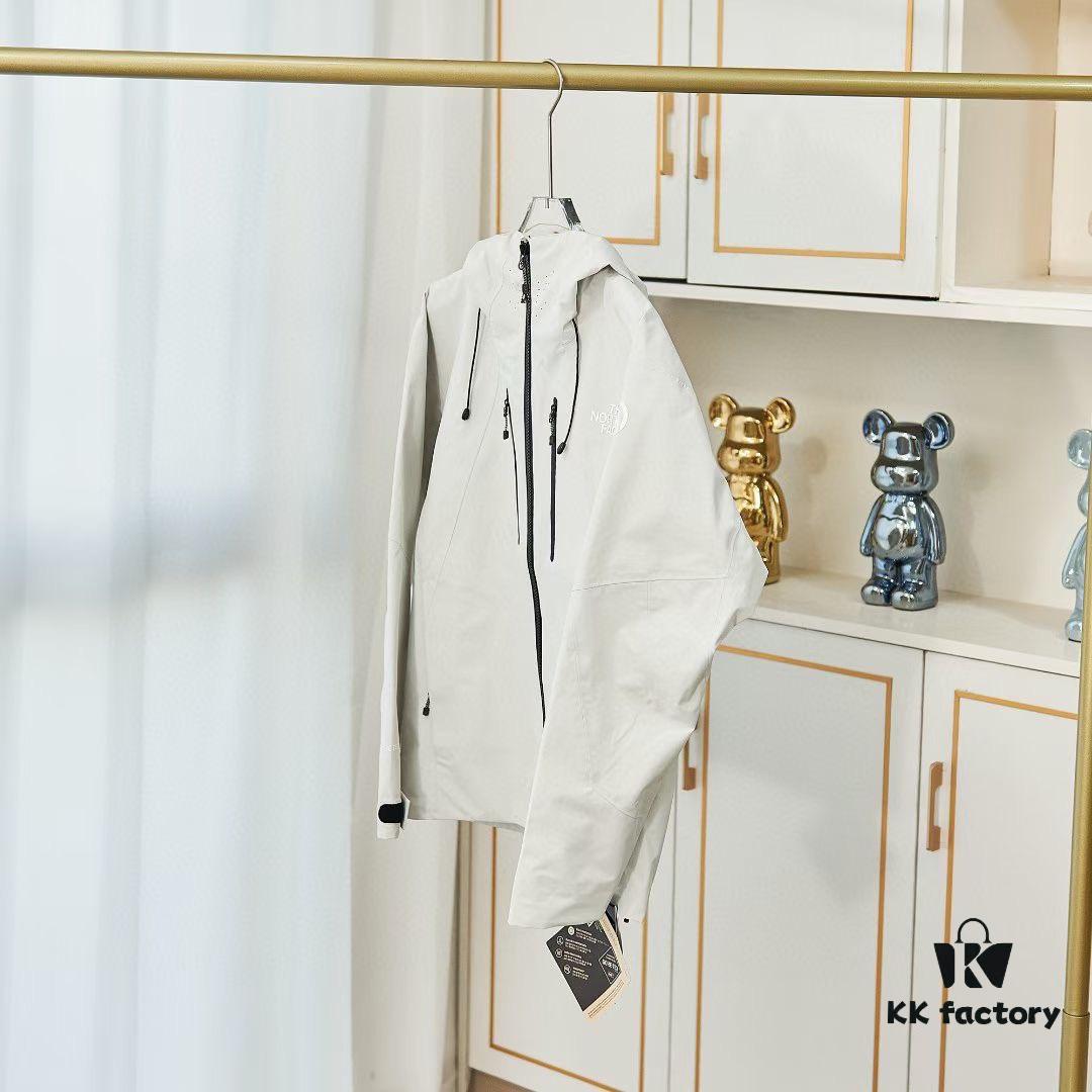 The North Face Summit Series Futurelight Waterproof Hardshell Jacket - Top-tier Outdoor Performance with 3L FUTURELIGHT™ Fabric for Trail Running and Mountain Adventures