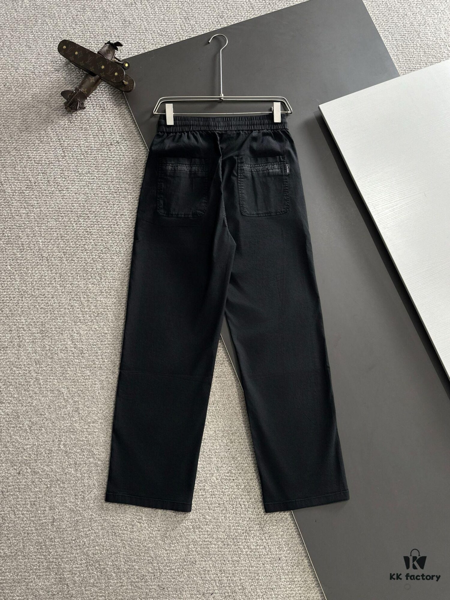 Canada Goose 2025 Spring/Summer New Elastic Waist Casual Pants, Lightweight Custom Fabric for Counter Use, Highly Breathable and Comfortable, Exquisite Details, Brand-Inspired Design Concept Reflecting High Quality, Soft and Smooth Touch