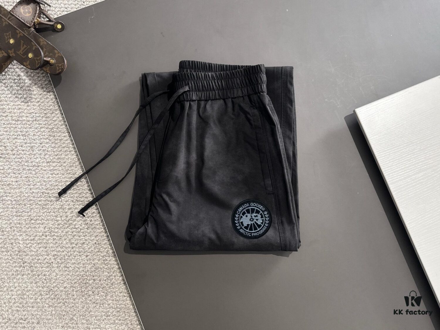 Canada Goose 2025 Spring/Summer New Elastic Waist Casual Pants, Lightweight Custom Counter Fabric, Highly Breathable and Comfortable, Exquisite Details, Brand-Inspired Design Concept Reflecting High Quality, Soft and Smooth Touch