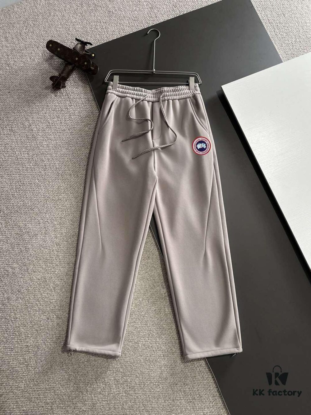 Next-Day Shipping Canada Goose 2024 Autumn/Winter New Casual Pants with Elastic Waist, Fleece-Lined and Thickened, Premium Custom Fabric, Breathable and Comfortable, Exquisite Details, Brand-Inspired Design Concept Reflecting High Quality, Soft and Smooth Touch
