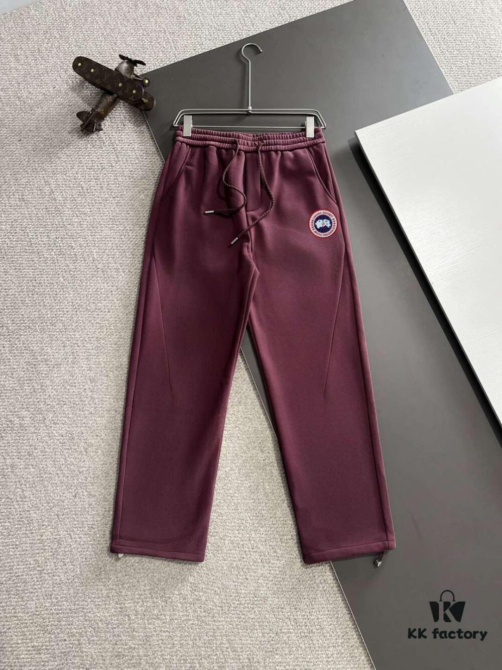 Large Goose 2024 Autumn/Winter New Casual Elastic Waist Pants, Fleece-Lined and Thickened, Premium Custom Fabric, Breathable and Comfortable, Exquisite Details, Brand-Inspired Design, High-Quality Craftsmanship, Soft and Smooth Touch