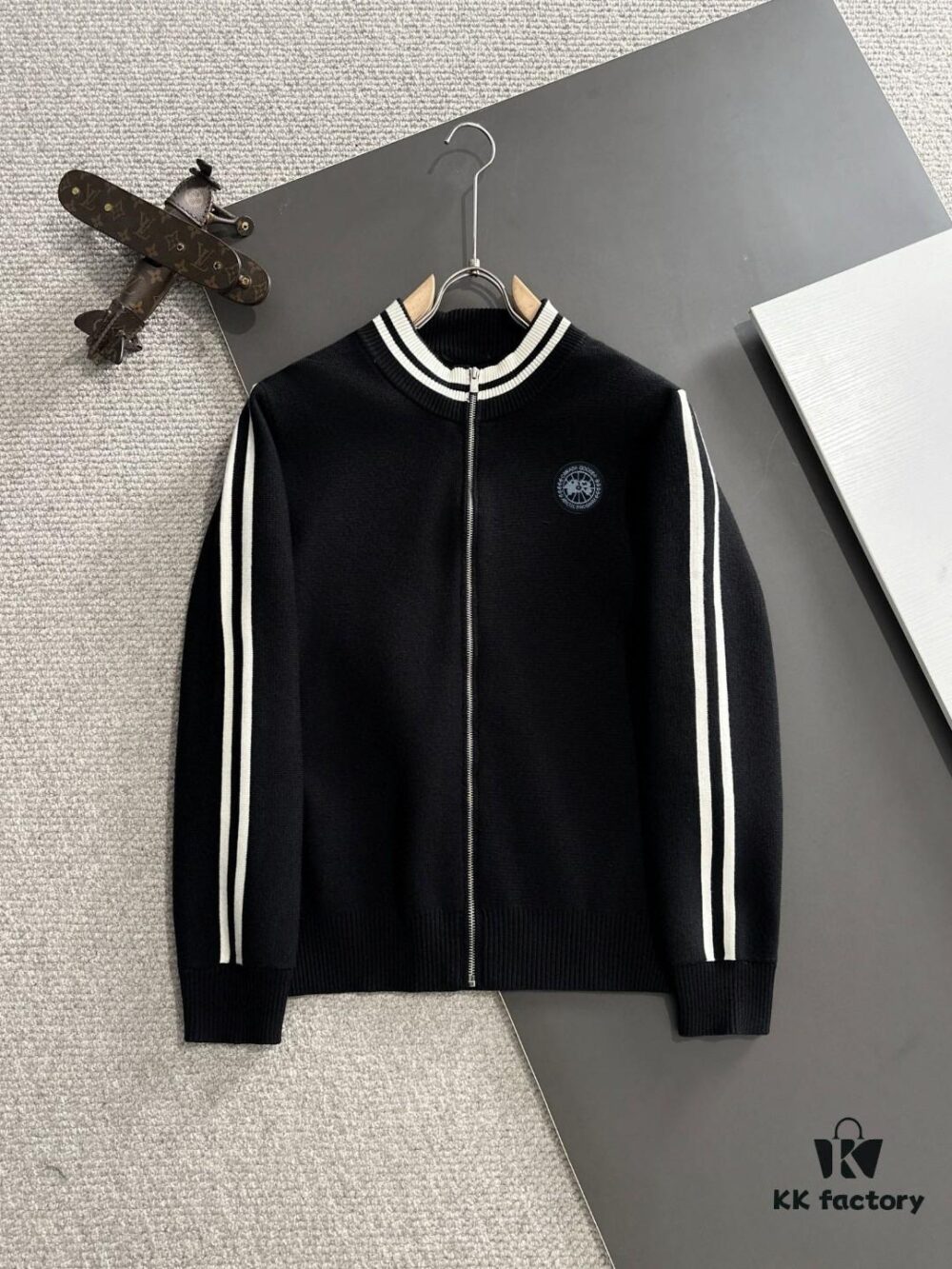 Canada Goose 2024 Autumn-Winter New Lapel Cardigan Sweater, Premium Wool Blend Knitwear with Embroidered Logo, Fashionable Tailored Fit