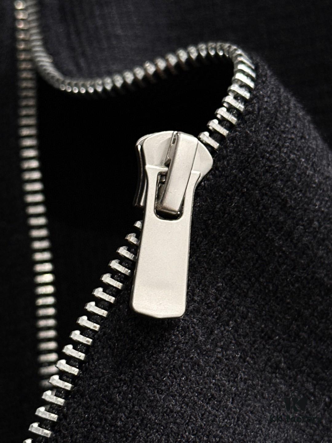 Canada Goose 2024 Autumn-Winter New Lapel Cardigan Sweater, Premium Wool Blend Knitwear with Embroidered Logo, Fashionable Tailored Fit