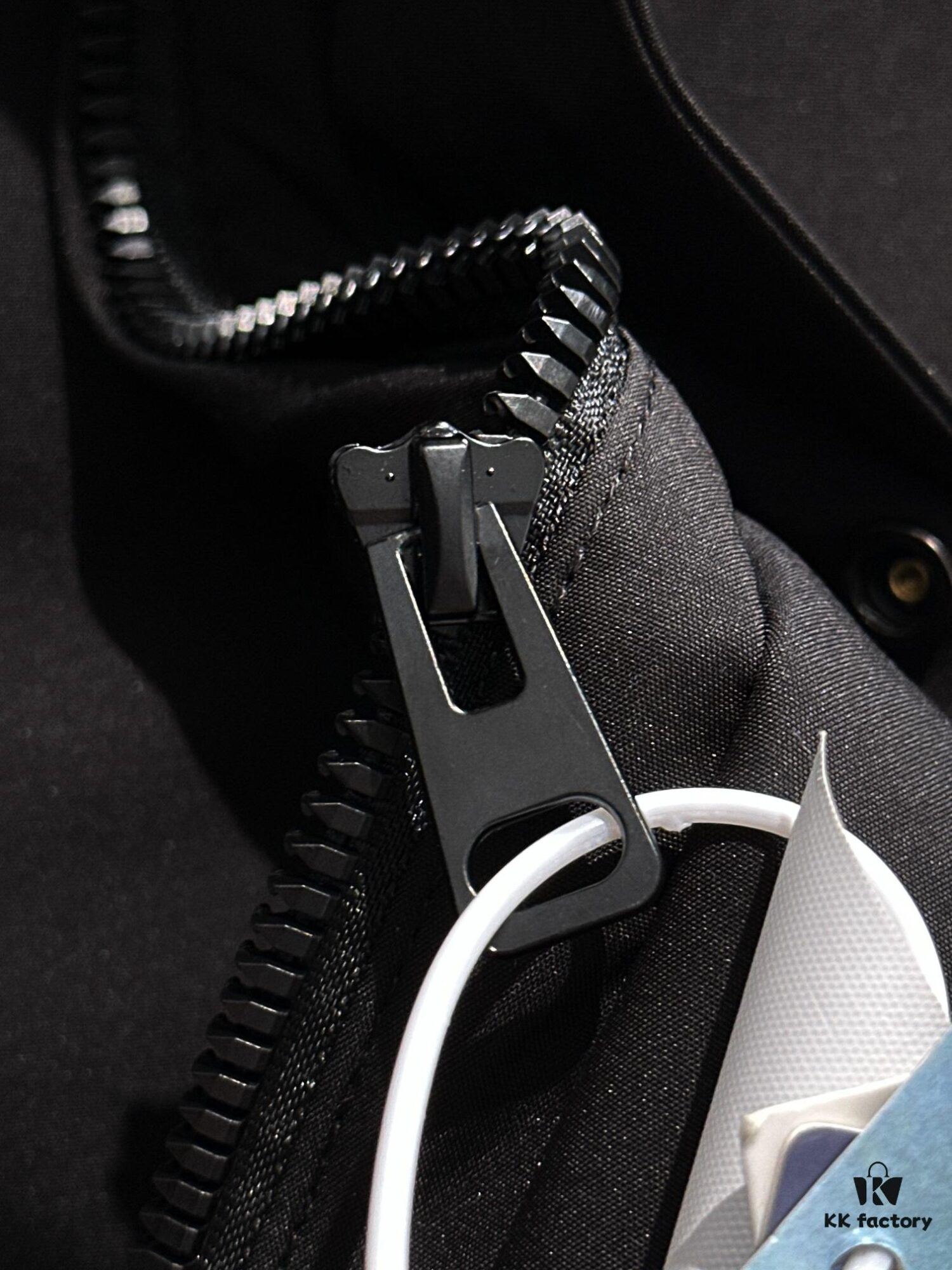 Luxury Custom 2024 Autumn/Winter Latest Bestselling Hooded Down Jacket – Premium 90% White Goose Down with Imported Hardware, Perfect Fit and Supreme Warmth