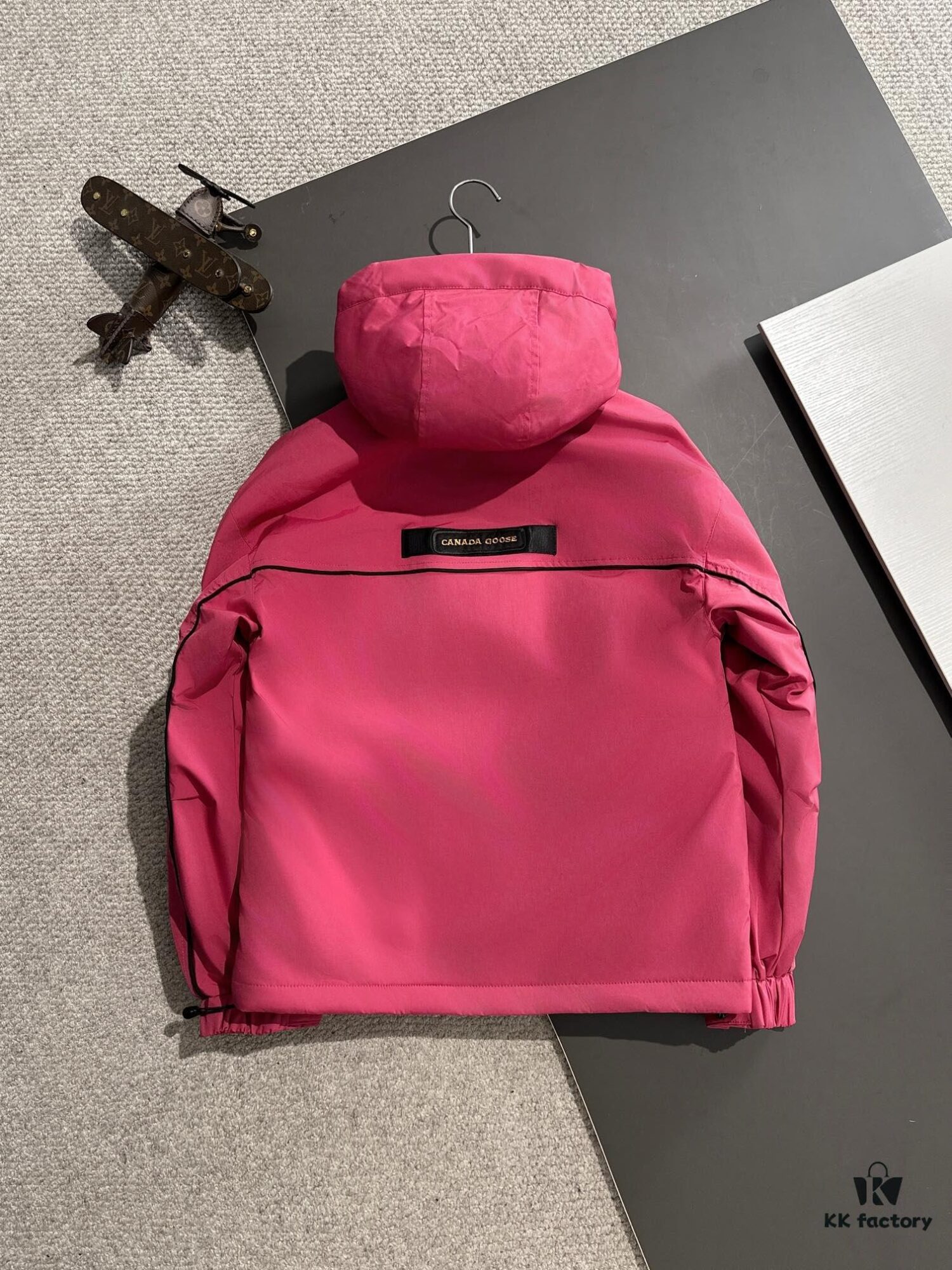 Luxury Custom 2024 Autumn-Winter Latest Bestselling Hooded Down Jacket with Imported Hardware – Premium 90% White Goose Down, Super Soft and Warm, Perfect Fit, Exclusive Design