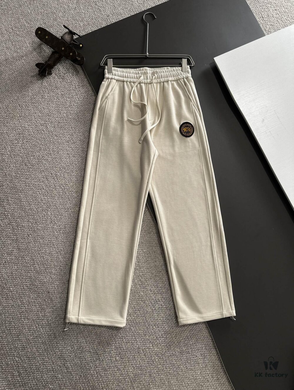Day-Delivery Ready Canada Goose 2024 Autumn/Winter New Elastic Waist Casual Pants, Fleece-Lined and Thickened, Custom Counter Fabric, Highly Breathable and Comfortable, Impeccable Details, Brand-Inspired Design Concept Reflecting High Quality, Soft and Delicate Touch
