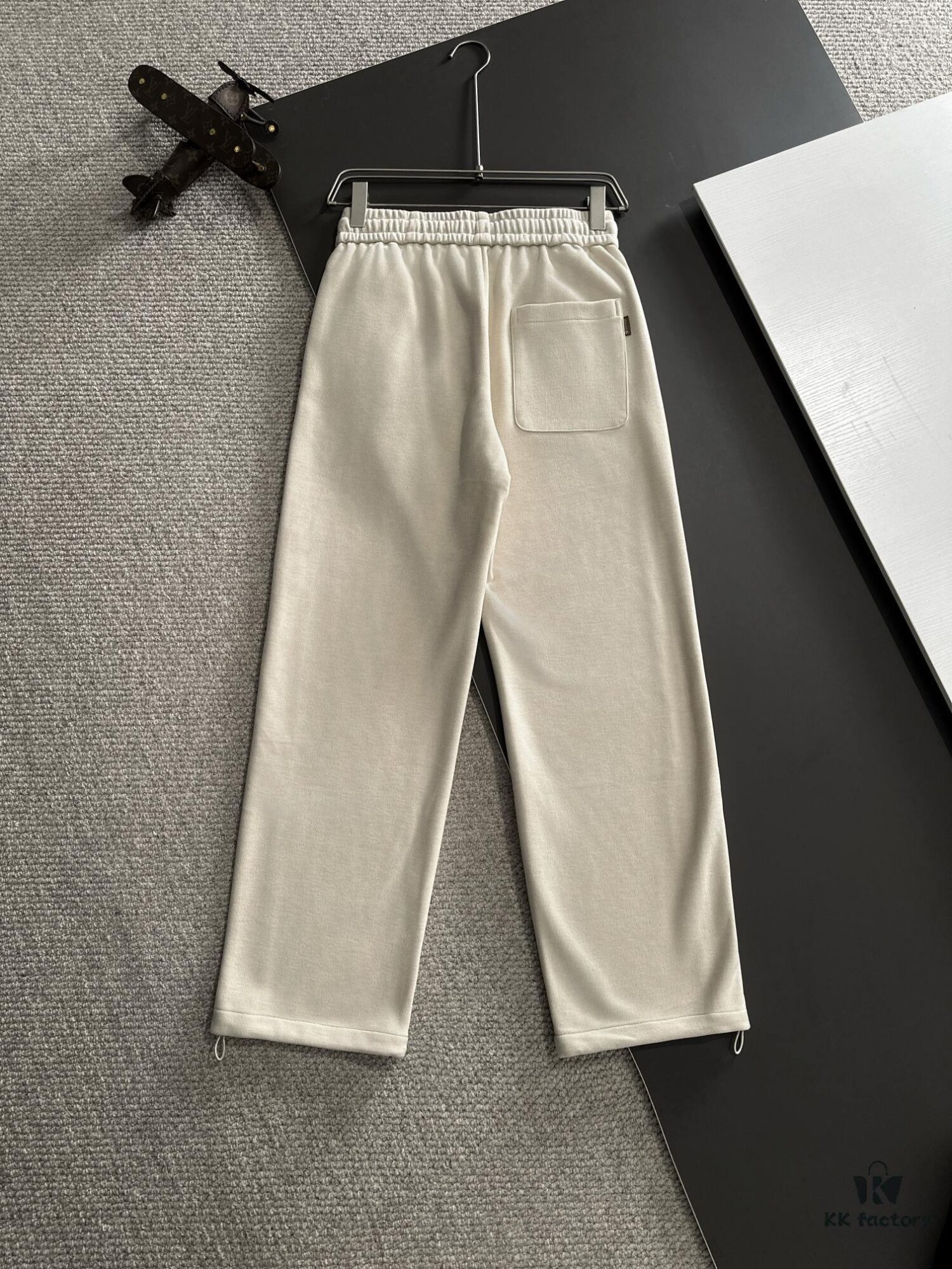 Next-Day Shipping Big Goose 2024 Autumn/Winter New Casual Elastic Waist Pants, Fleece-Lined and Thickened, Custom Counter Fabric, Highly Breathable and Comfortable, Impeccable Details, Premium Brand Design Concept, Superb Soft Touch, Excellent Fit and Relaxed Silhouette
