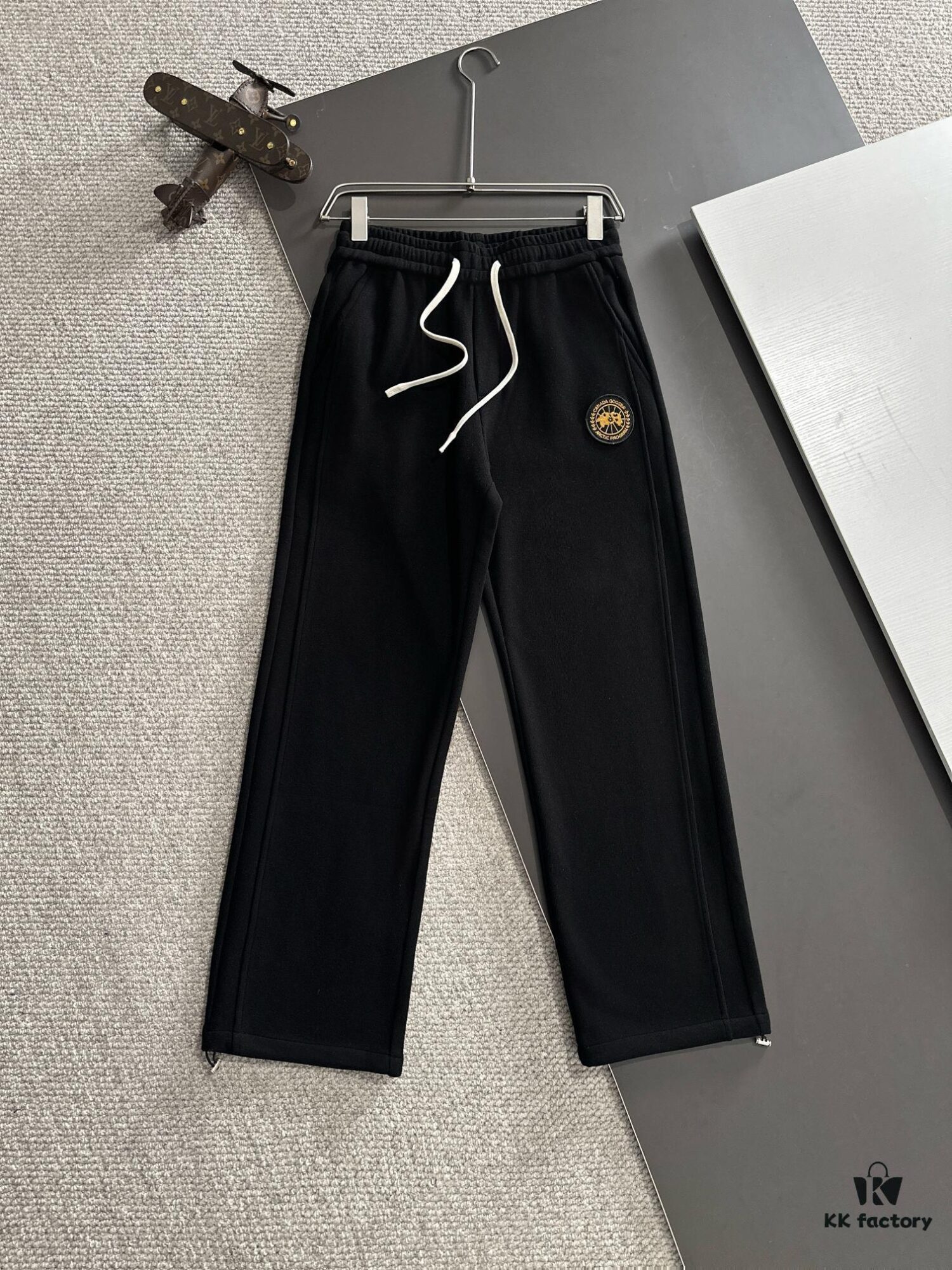 Day-Delivery Big Goose 2024 Autumn/Winter New Elastic Waist Casual Pants, Fleece-Lined and Thickened, Custom Counter Fabric, Highly Breathable and Comfortable, Exquisite Details, Brand-Inspired Design Concept Reflecting High Quality, Soft and Smooth Touch, Showcasing a Leisure Cut with Excellent Fit
