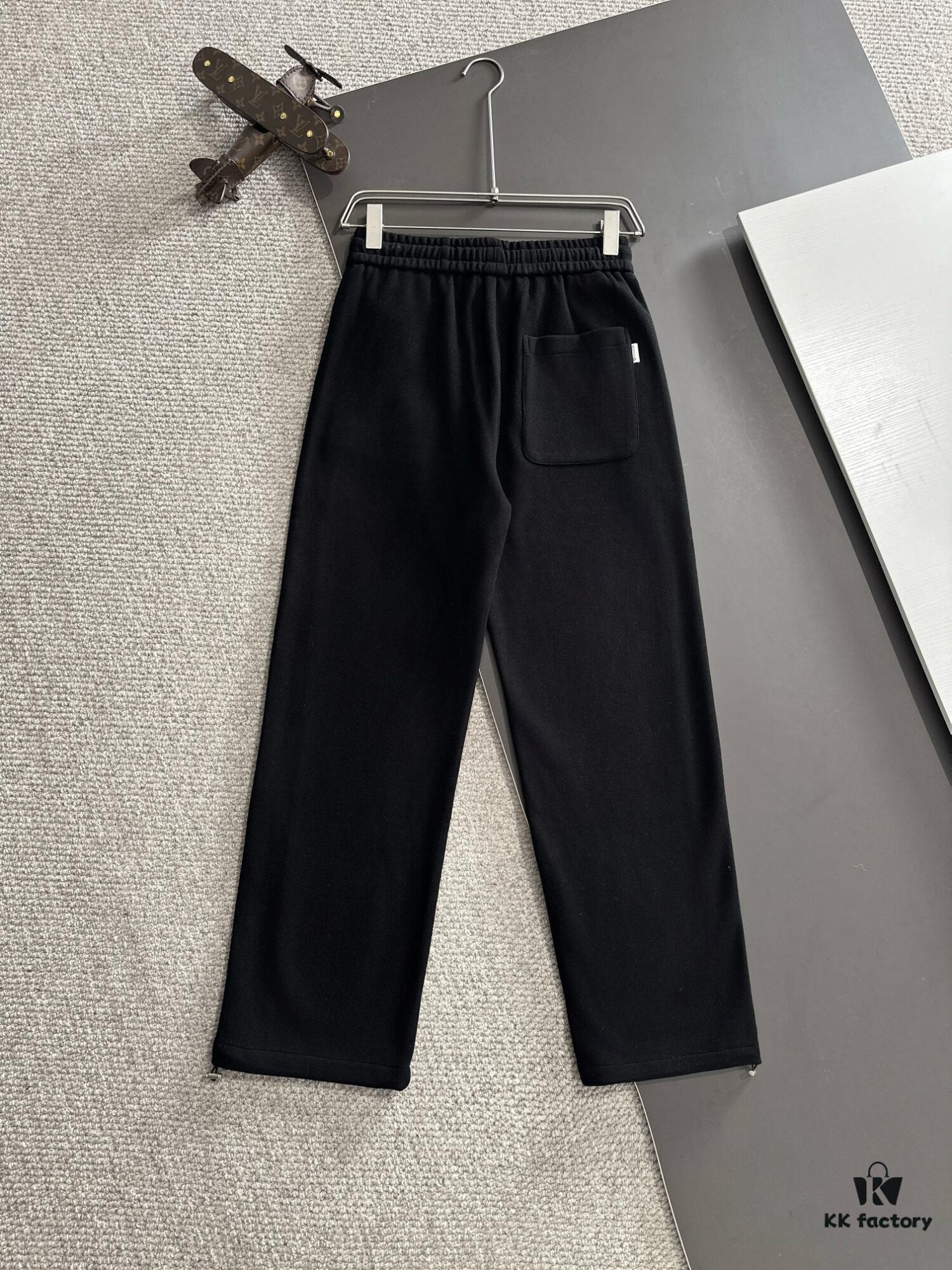 Day-Delivery Big Goose 2024 Autumn/Winter New Elastic Waist Casual Pants, Fleece-Lined and Thickened, Custom Counter Fabric, Highly Breathable and Comfortable, Exquisite Details, Brand-Inspired Design Concept Reflecting High Quality, Soft and Smooth Touch, Showcasing a Leisure Cut with Excellent Fit