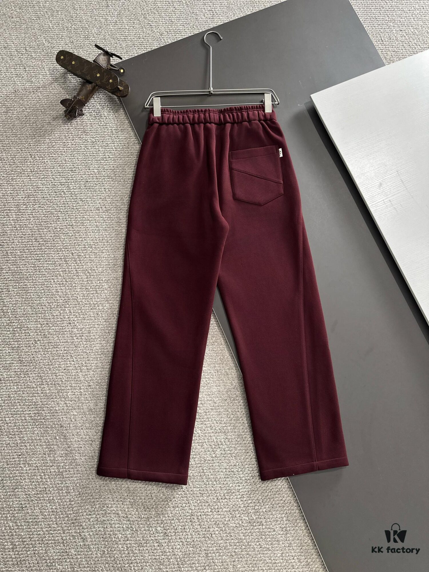 Canada Goose 2024 Autumn/Winter New Casual Elastic Waist Pants, Fleece-Lined and Thickened, High Breathability, Premium Custom Fabric, Soft and Comfortable to Touch, Refined Tailoring for a Stylish Silhouette