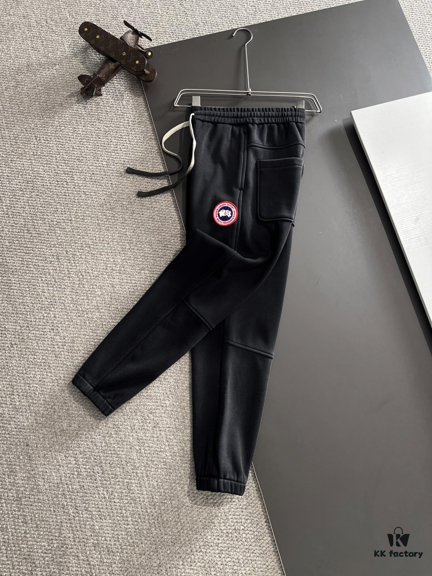 Next-Day Shipping Canada Goose 2024 Autumn/Winter New Casual Pants with Elastic Waist, Fleece-Lined and Thickened, Premium Custom Fabric, Breathable and Comfortable, Exquisite Details, Brand-Inspired Design Concept Reflecting High Quality, Soft and Smooth Touch