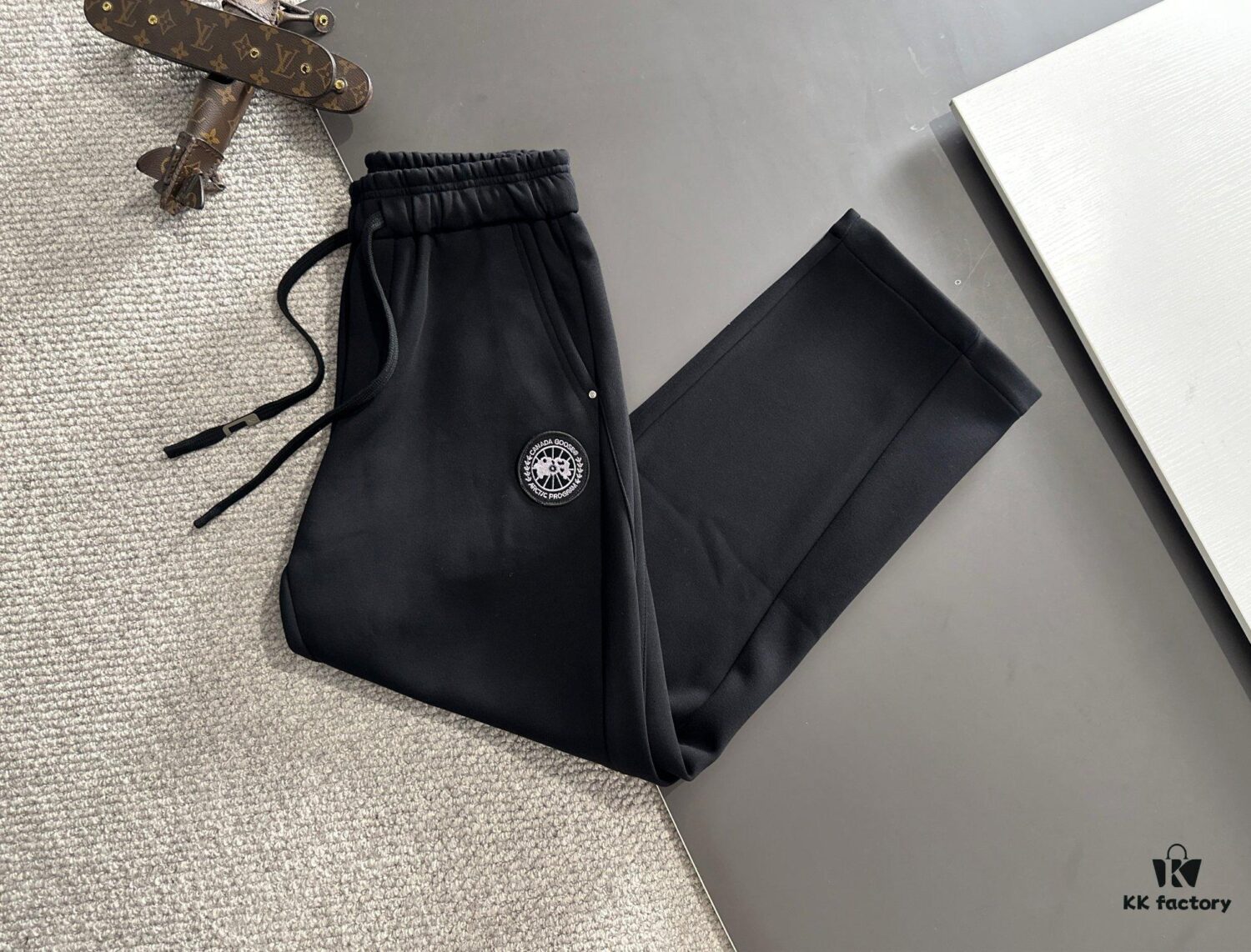 Canada Goose 2024 Autumn/Winter New Casual Elastic Waist Pants, Fleece-Lined and Thickened, Premium Custom Fabric, Breathable and Comfortable, Exquisite Details, Brand-Inspired Design, High-Quality Craftsmanship, Soft and Smooth Touch