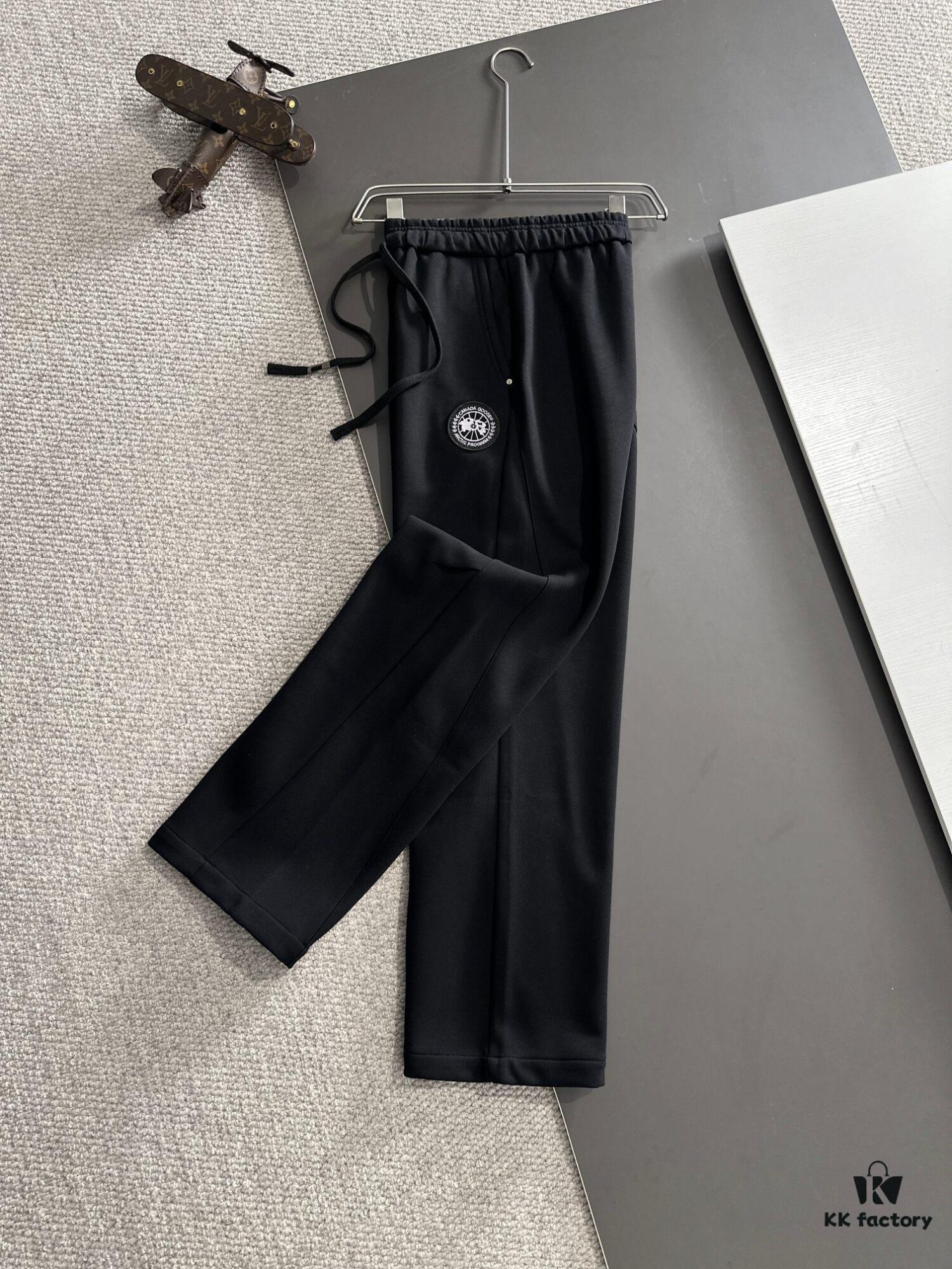 Canada Goose 2024 Autumn/Winter New Casual Elastic Waist Pants, Fleece-Lined and Thickened, Premium Custom Fabric, Breathable and Comfortable, Exquisite Details, Brand-Inspired Design, High-Quality Craftsmanship, Soft and Smooth Touch
