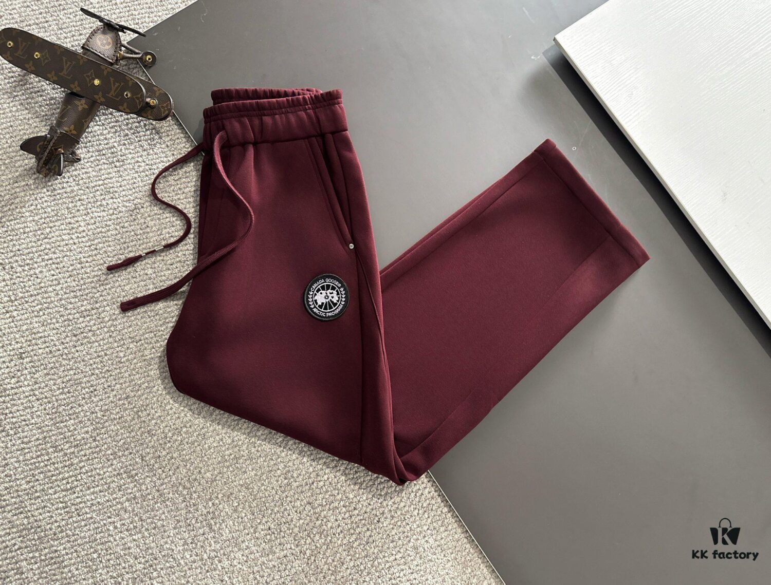 Canada Goose 2024 Autumn/Winter New Casual Elastic Waist Pants, Fleece-Lined and Thickened, High Breathability, Premium Custom Fabric, Soft and Comfortable to Touch, Refined Tailoring for a Stylish Silhouette