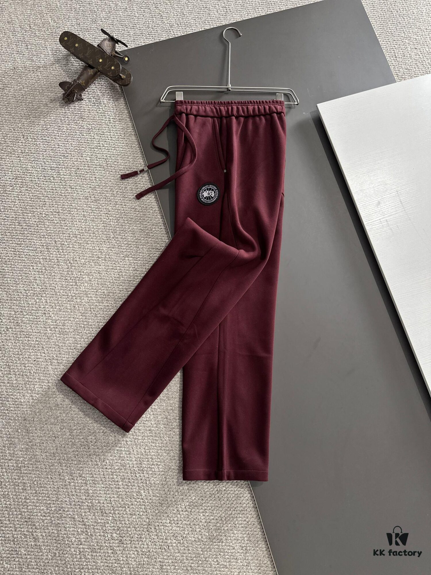 Canada Goose 2024 Autumn/Winter New Casual Elastic Waist Pants, Fleece-Lined and Thickened, High Breathability, Premium Custom Fabric, Soft and Comfortable to Touch, Refined Tailoring for a Stylish Silhouette