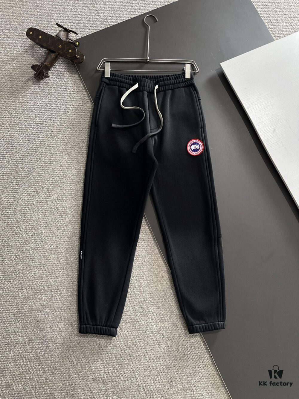 Canada Goose 2024 Autumn/Winter New Casual Elastic Waist Pants, Fleece-Lined and Thickened, High Breathability, Premium Custom Fabric, Soft and Comfortable, Refined Tailoring for a Stylish Look