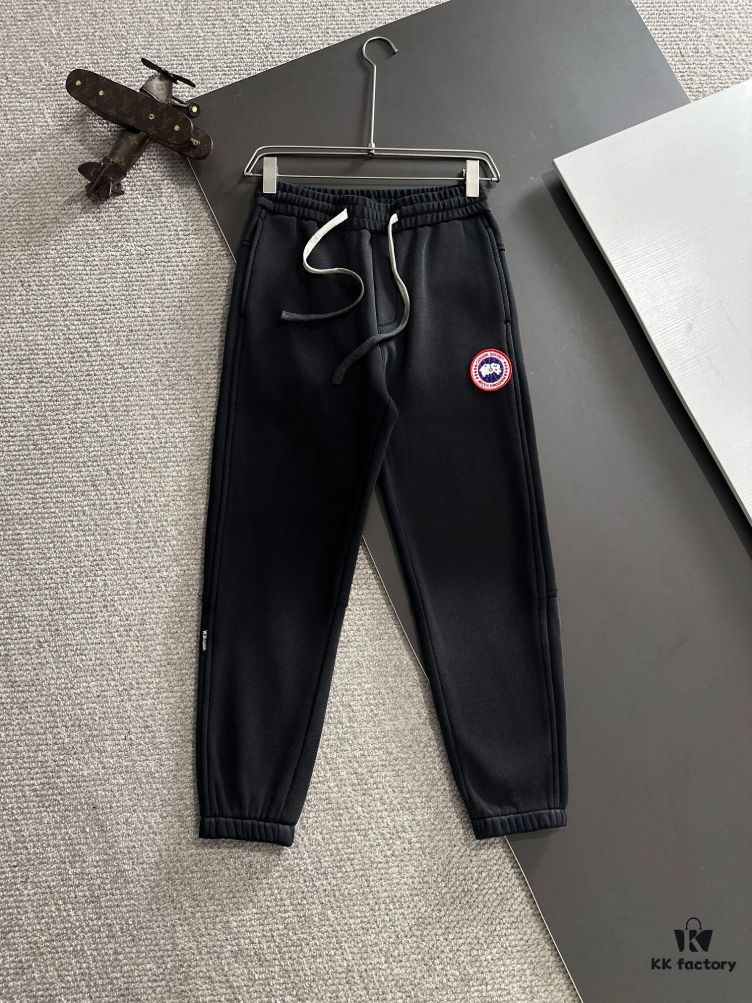 Canada Goose 2024 Autumn/Winter New Casual Elastic Waist Pants, Fleece-Lined and Thickened, High Breathability, Premium Custom Fabric, Soft and Comfortable, Refined Tailoring for a Stylish Look