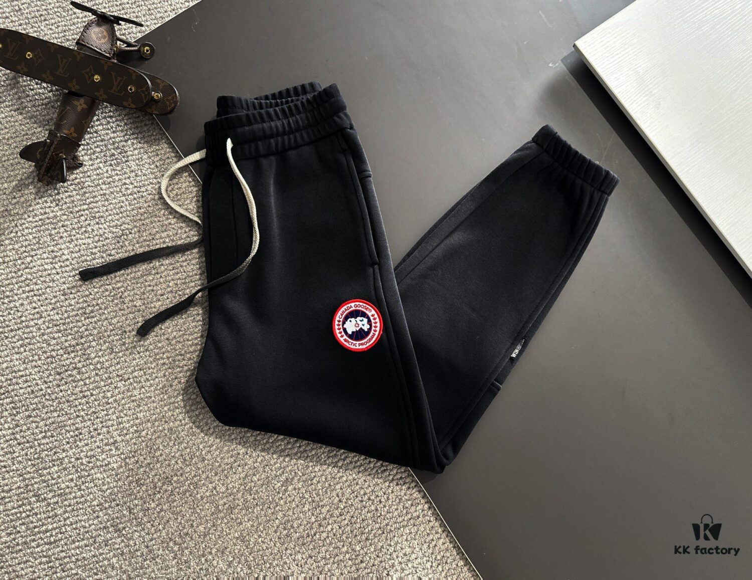 Canada Goose 2024 Autumn/Winter New Casual Elastic Waist Pants, Fleece-Lined and Thickened, High Breathability, Premium Custom Fabric, Soft and Comfortable, Refined Tailoring for a Stylish Look