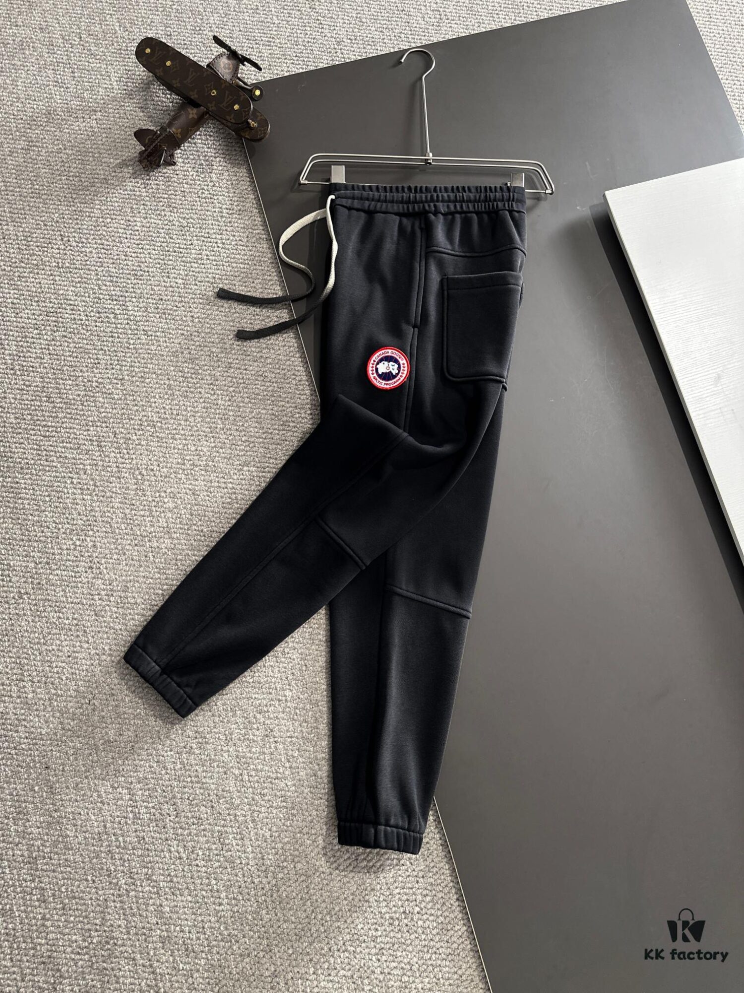 Canada Goose 2024 Autumn/Winter New Casual Elastic Waist Pants, Fleece-Lined and Thickened, High Breathability, Premium Custom Fabric, Soft and Comfortable, Refined Tailoring for a Stylish Look