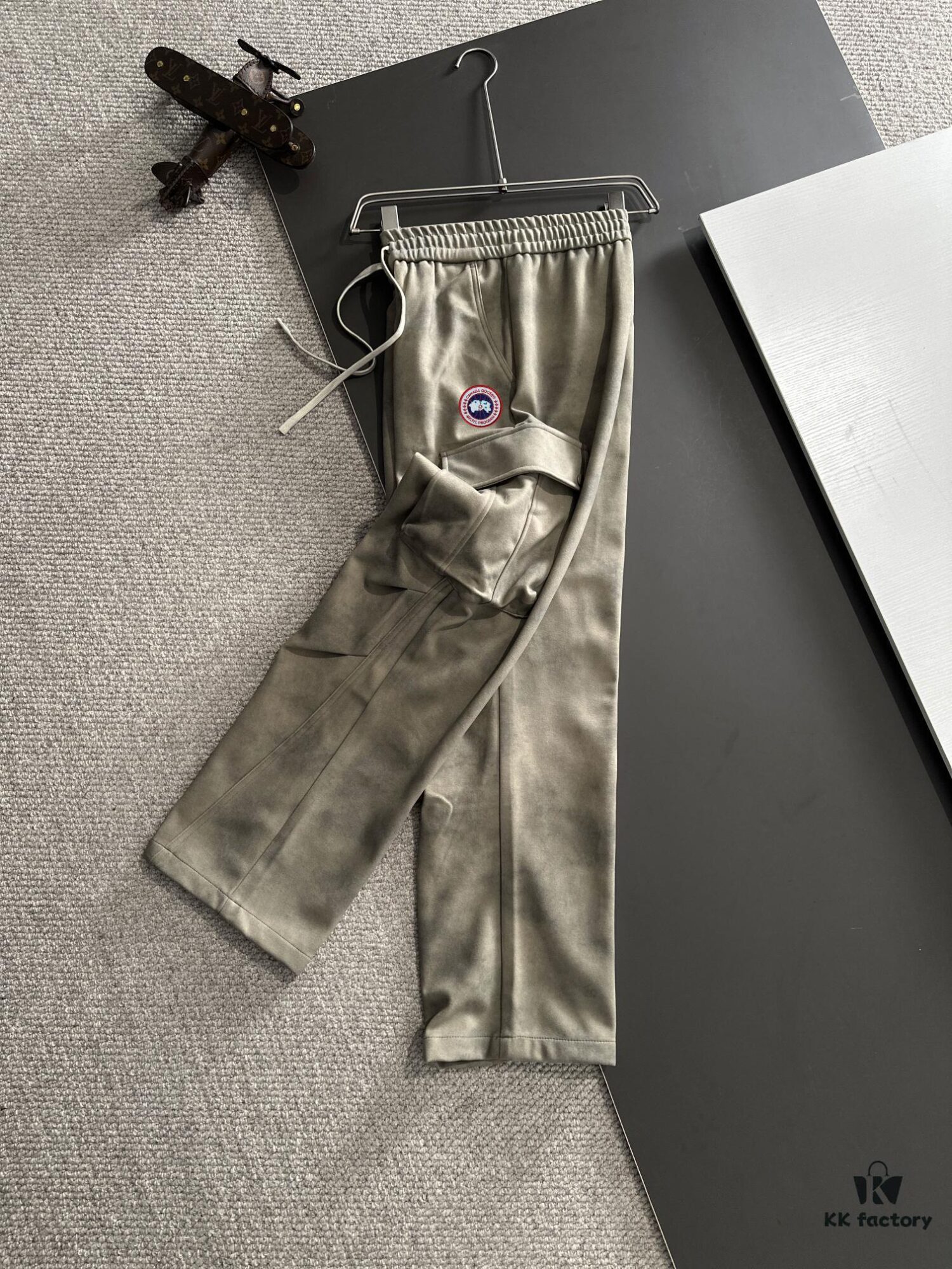Day-Next Shipping Canada Goose 2024 Autumn/Winter New Elastic Waist Casual Pants, Fleece-Lined and Thickened, Custom Counter Fabric with High Breathability and Comfort, Impeccable Details, Brand-Inspired Design Concept Reflecting Premium Quality, Exquisitely Soft and Smooth to Touch, Featuring a Leisure Cut with Flattering Silhouette