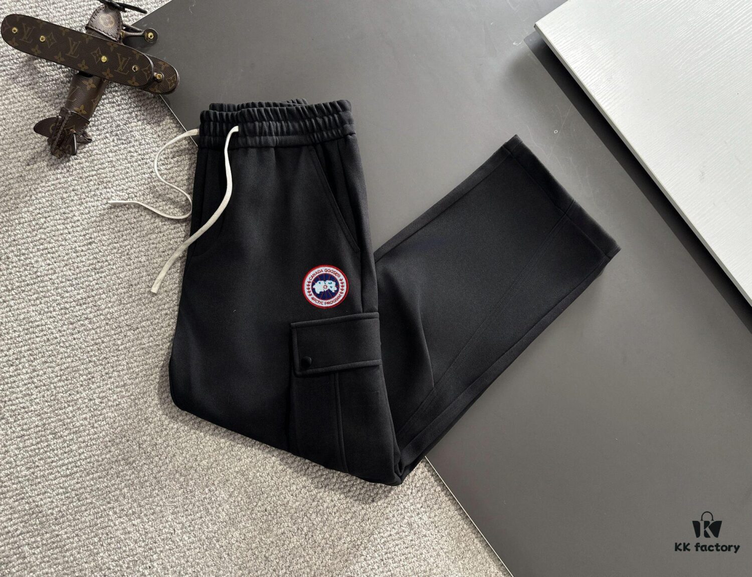 Next-Day Shipping Canada Goose 2024 Autumn/Winter New Casual Elastic Waist Pants, Fleece-Lined and Thickened, Premium Custom Fabric, Breathable and Comfortable, Exquisite Details, Brand-Inspired Design Concept Reflecting High Quality, Soft and Smooth Touch