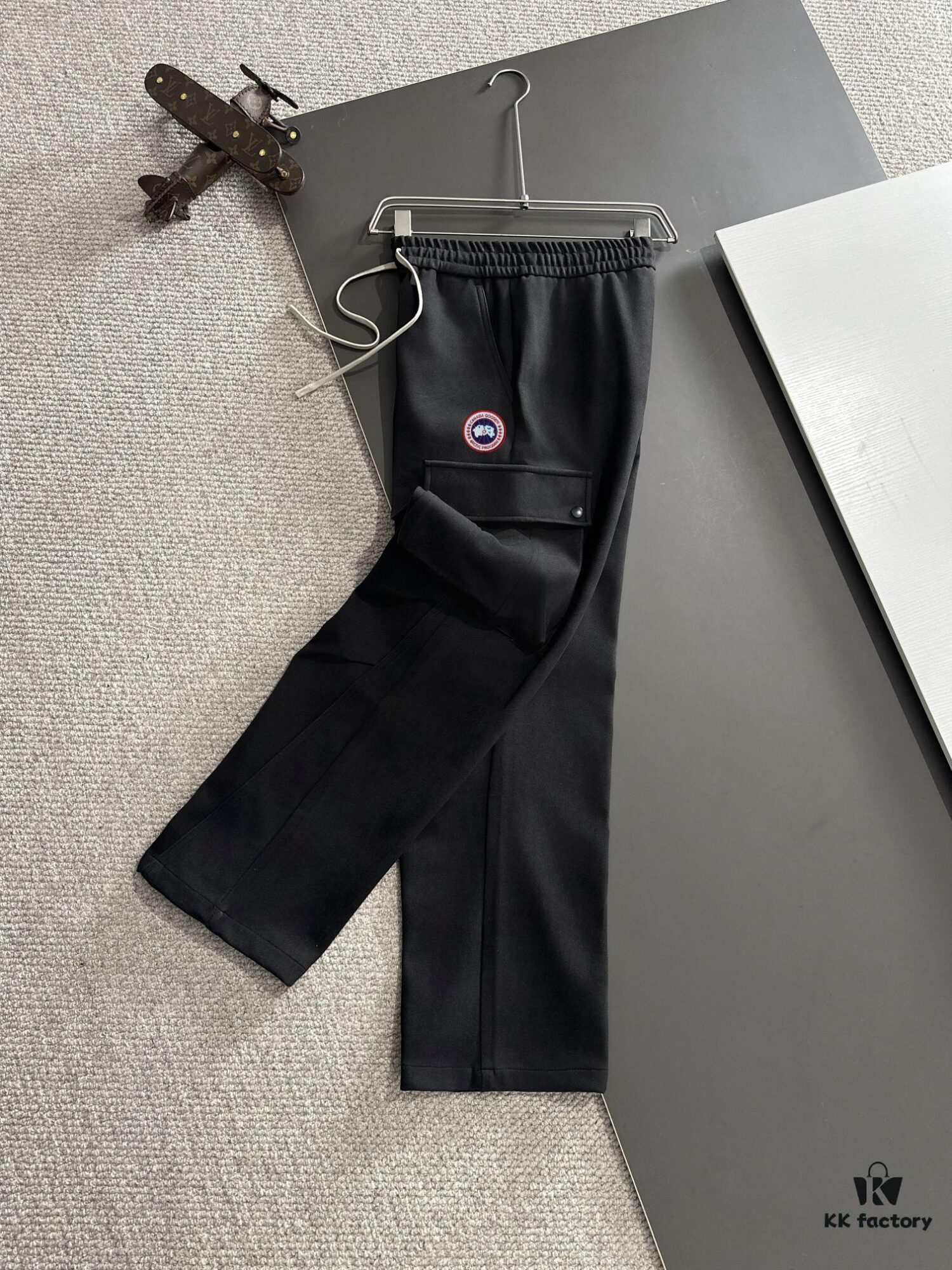 Next-Day Shipping Canada Goose 2024 Autumn/Winter New Casual Elastic Waist Pants, Fleece-Lined and Thickened, Premium Custom Fabric, Breathable and Comfortable, Exquisite Details, Brand-Inspired Design Concept Reflecting High Quality, Soft and Smooth Touch