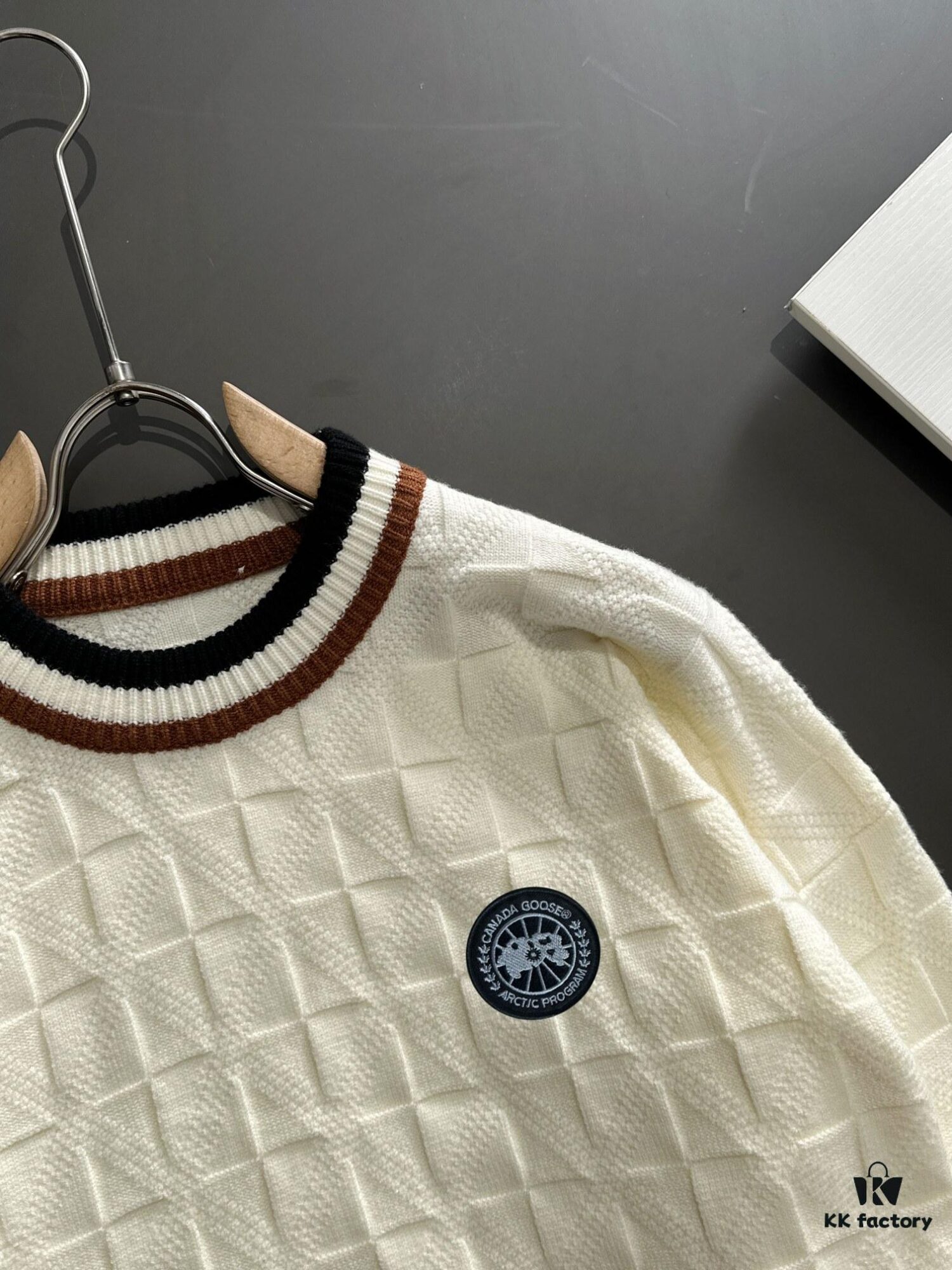 Next-Day Shipping L Monogram 2024 Official Website Autumn-Winter New Crew Neck Sweater, Best-Selling Hit Synchronized with Boutique – Premium Wool Blend Fabric, Comfortable Touch, Skin-Friendly, Exquisite Embroidered Logo Badge, Highly Eye-Catching! Refined Craftsmanship and Three-Dimensional Tailoring Showcase Luxury Fashion Charm, Unbeatably Handsome Fit! Complete with Three Labels!