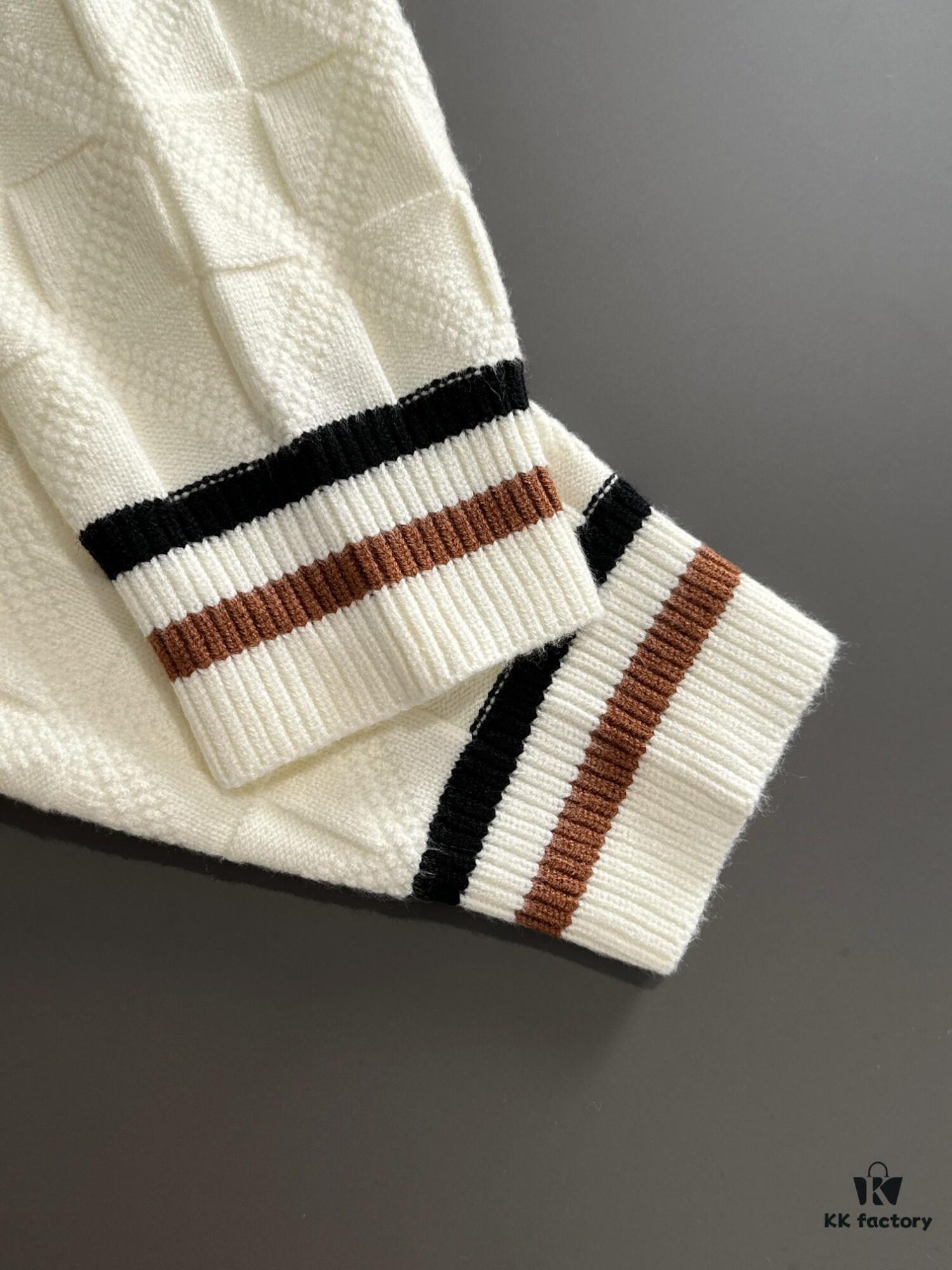 Next-Day Shipping L Monogram 2024 Official Website Autumn-Winter New Crew Neck Sweater, Best-Selling Hit Synchronized with Boutique – Premium Wool Blend Fabric, Comfortable Touch, Skin-Friendly, Exquisite Embroidered Logo Badge, Highly Eye-Catching! Refined Craftsmanship and Three-Dimensional Tailoring Showcase Luxury Fashion Charm, Unbeatably Handsome Fit! Complete with Three Labels!