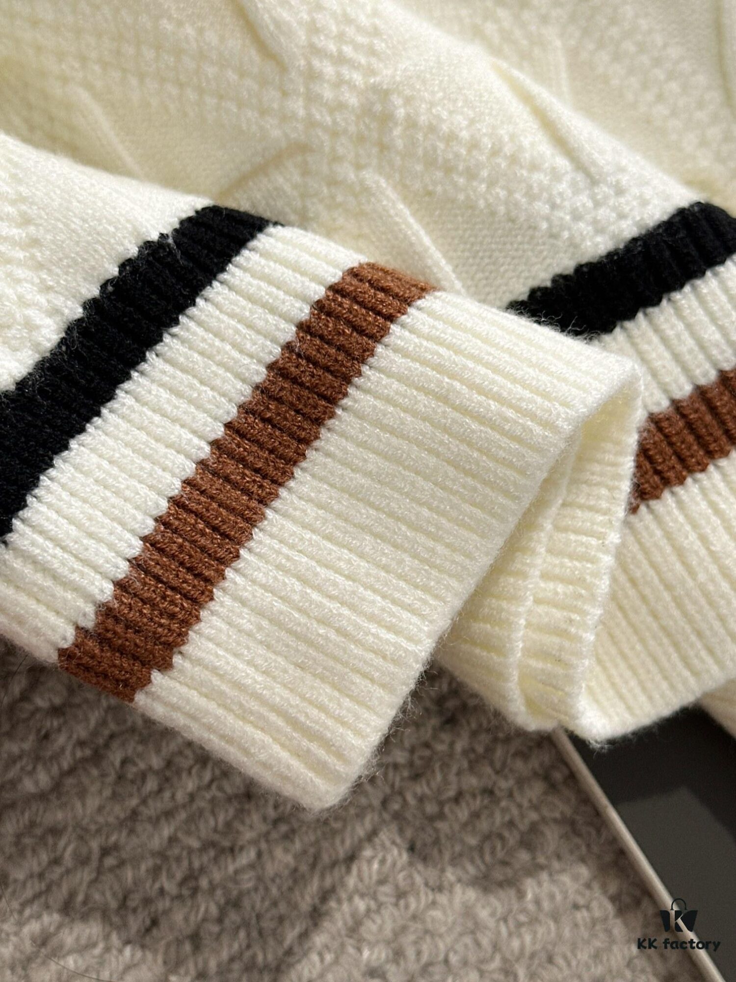 Next-Day Shipping L Monogram 2024 Official Website Autumn-Winter New Crew Neck Sweater, Best-Selling Hit Synchronized with Boutique – Premium Wool Blend Fabric, Comfortable Touch, Skin-Friendly, Exquisite Embroidered Logo Badge, Highly Eye-Catching! Refined Craftsmanship and Three-Dimensional Tailoring Showcase Luxury Fashion Charm, Unbeatably Handsome Fit! Complete with Three Labels!