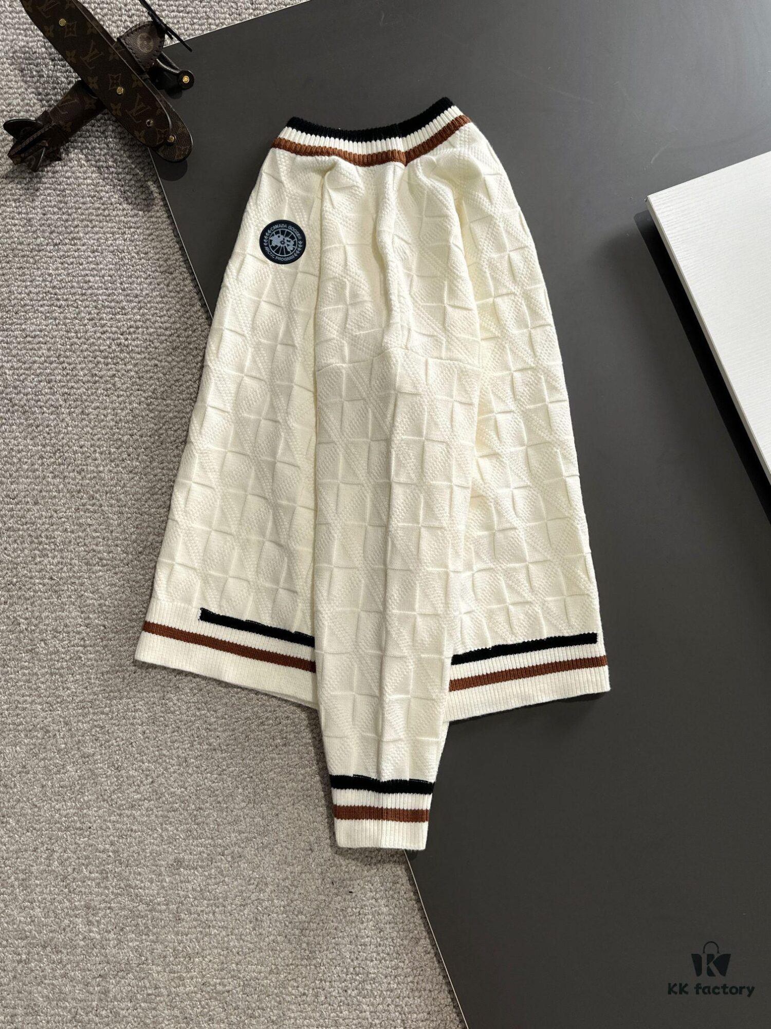 Next-Day Shipping L Monogram 2024 Official Website Autumn-Winter New Crew Neck Sweater, Best-Selling Hit Synchronized with Boutique – Premium Wool Blend Fabric, Comfortable Touch, Skin-Friendly, Exquisite Embroidered Logo Badge, Highly Eye-Catching! Refined Craftsmanship and Three-Dimensional Tailoring Showcase Luxury Fashion Charm, Unbeatably Handsome Fit! Complete with Three Labels!