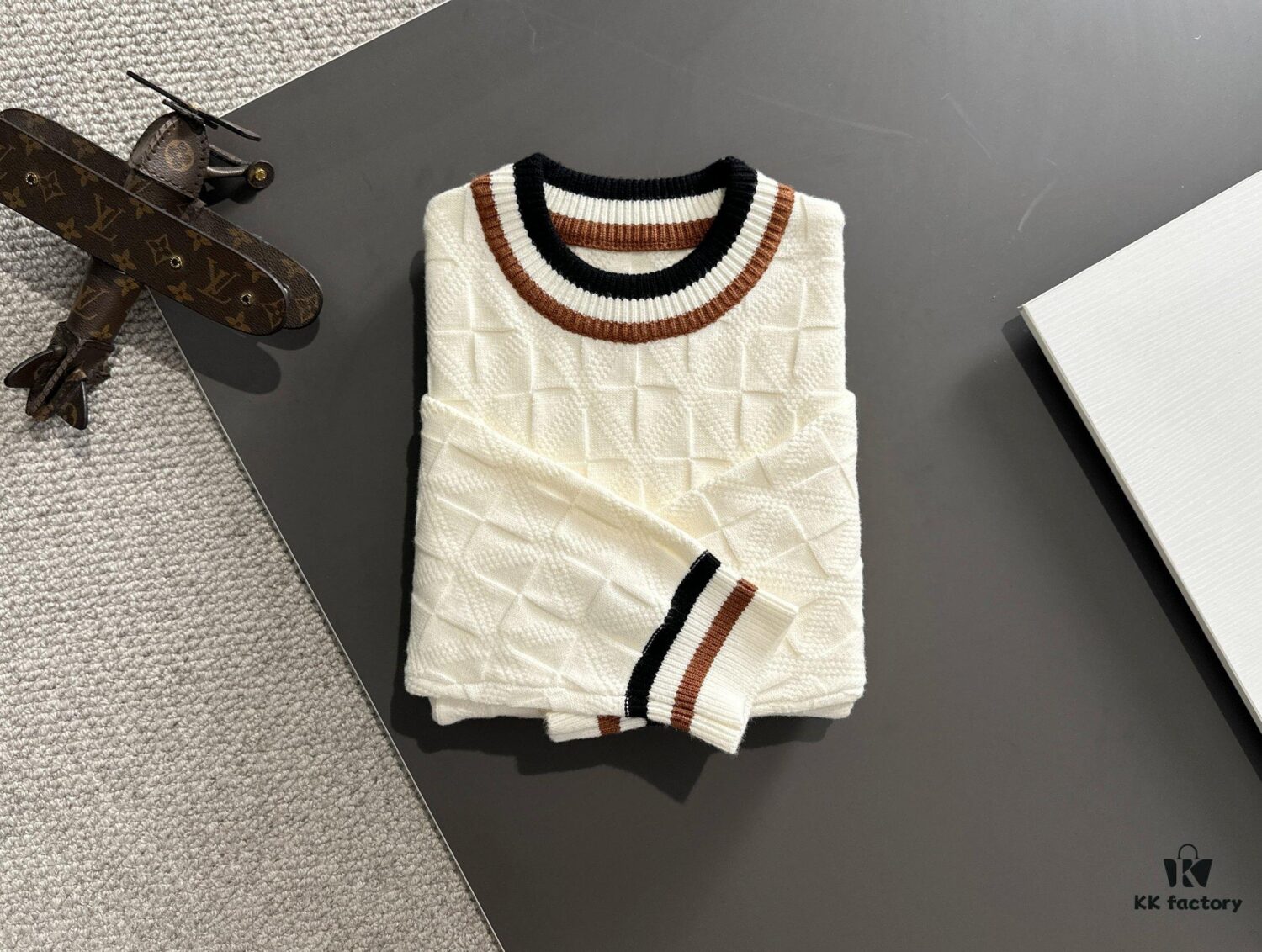 Next-Day Shipping L Monogram 2024 Official Website Autumn-Winter New Crew Neck Sweater, Best-Selling Hit Synchronized with Boutique – Premium Wool Blend Fabric, Comfortable Touch, Skin-Friendly, Exquisite Embroidered Logo Badge, Highly Eye-Catching! Refined Craftsmanship and Three-Dimensional Tailoring Showcase Luxury Fashion Charm, Unbeatably Handsome Fit! Complete with Three Labels!