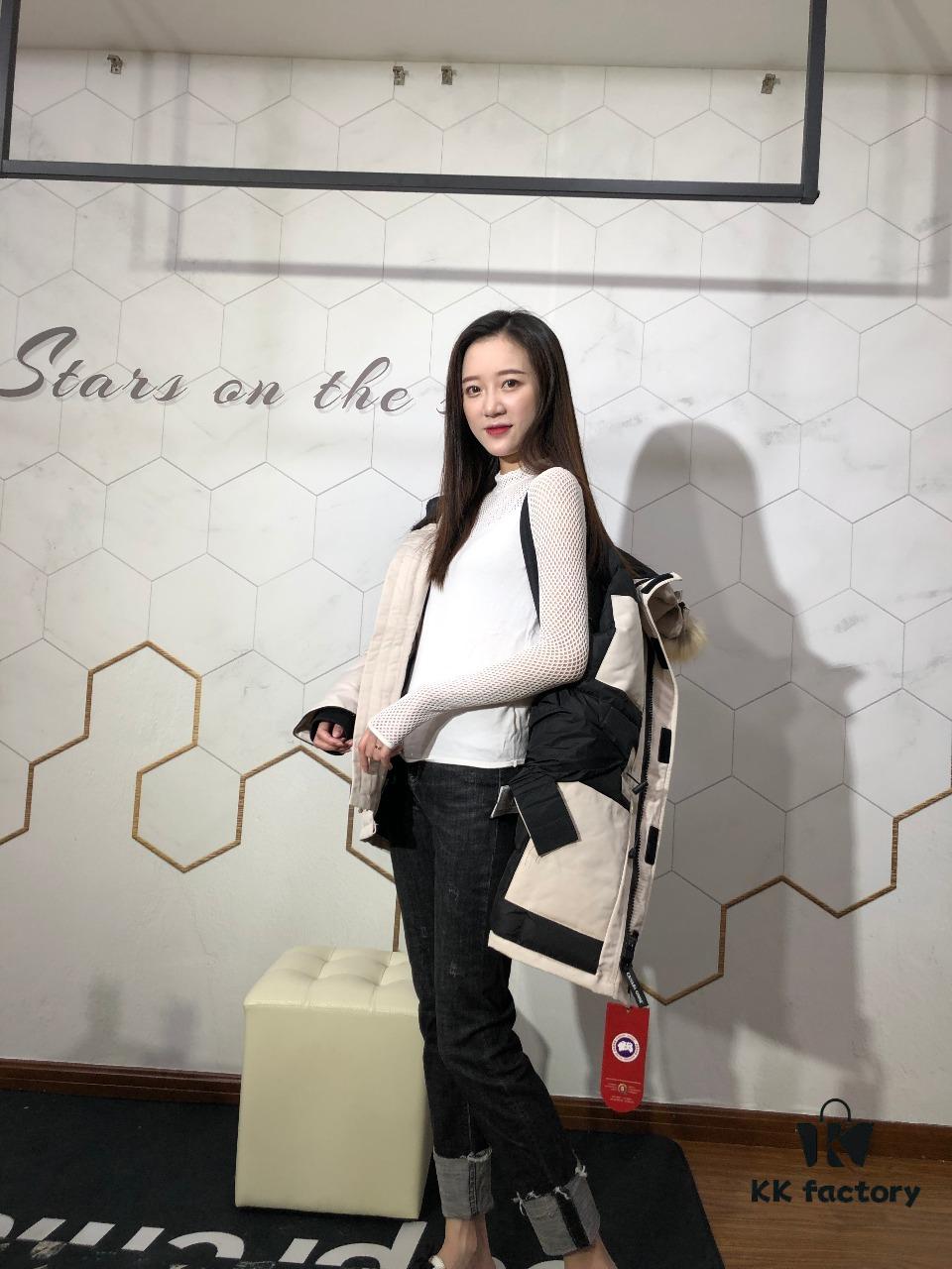 CANADA GOOSE Expedition Parka Model 08 - Unisex Mid-Length Winter Coat in Off-White