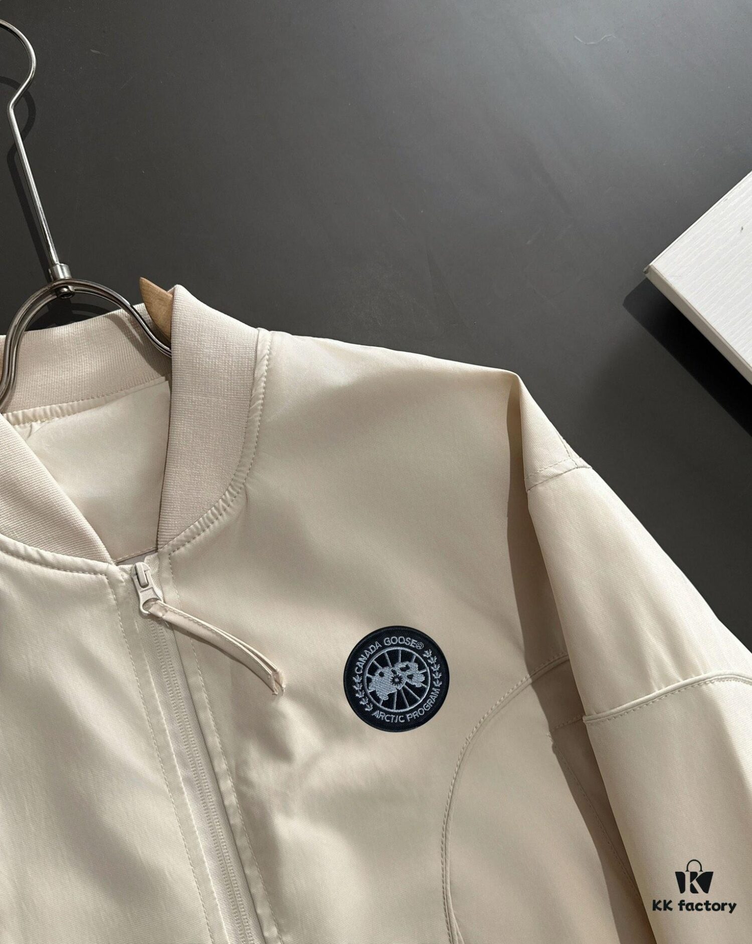 Canada Goose 2024 Autumn-Winter New Arrival Zippered Windbreaker Jacket, Custom-Dyed Nylon Fabric, Stylish and Lightweight Outerwear